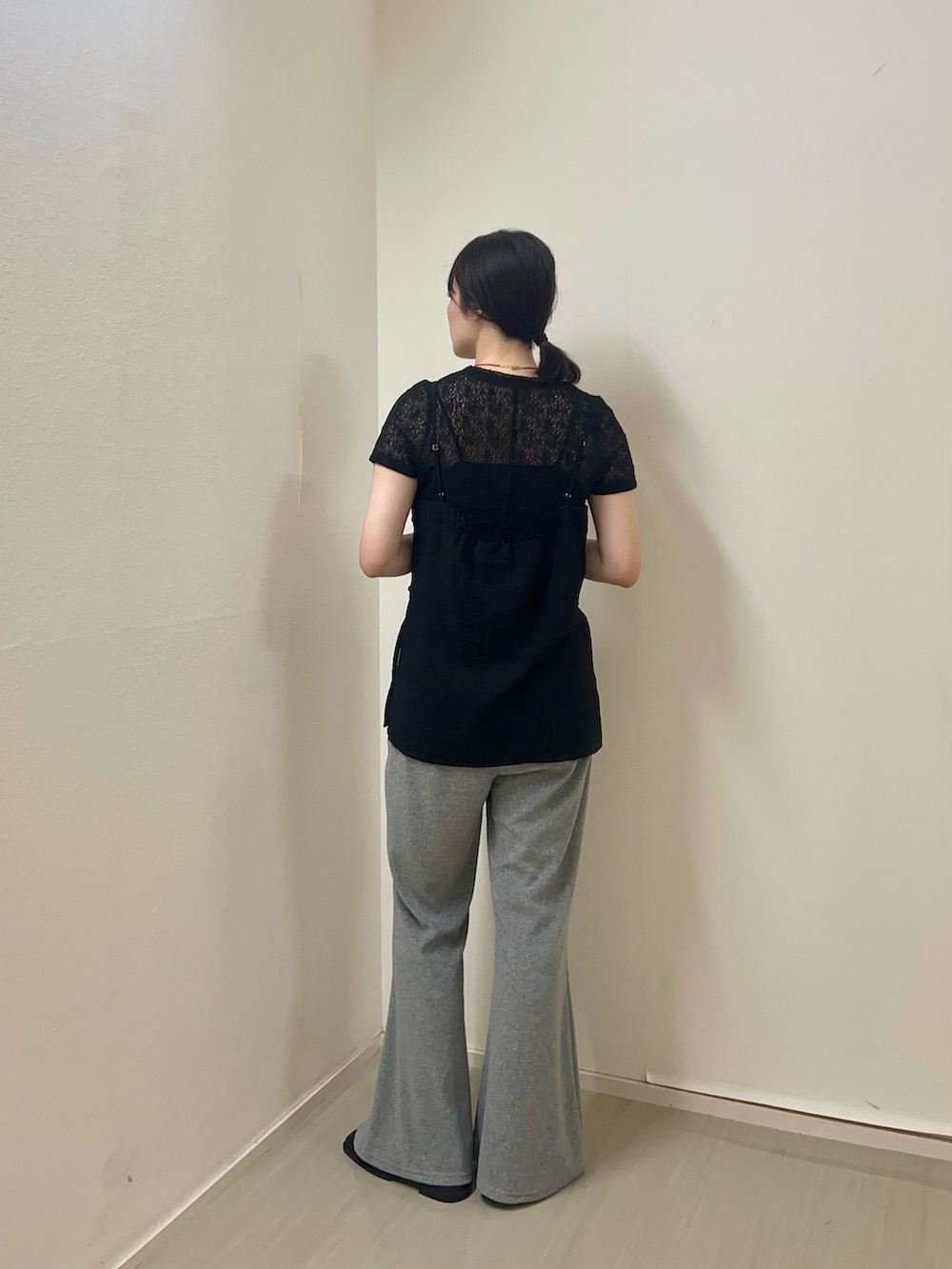 ブラック系のTシャツ/カットソー、グレー系のその他パンツ、ブラック系のサンダルを着用したレディースの夏コーディネートの2枚目の写真