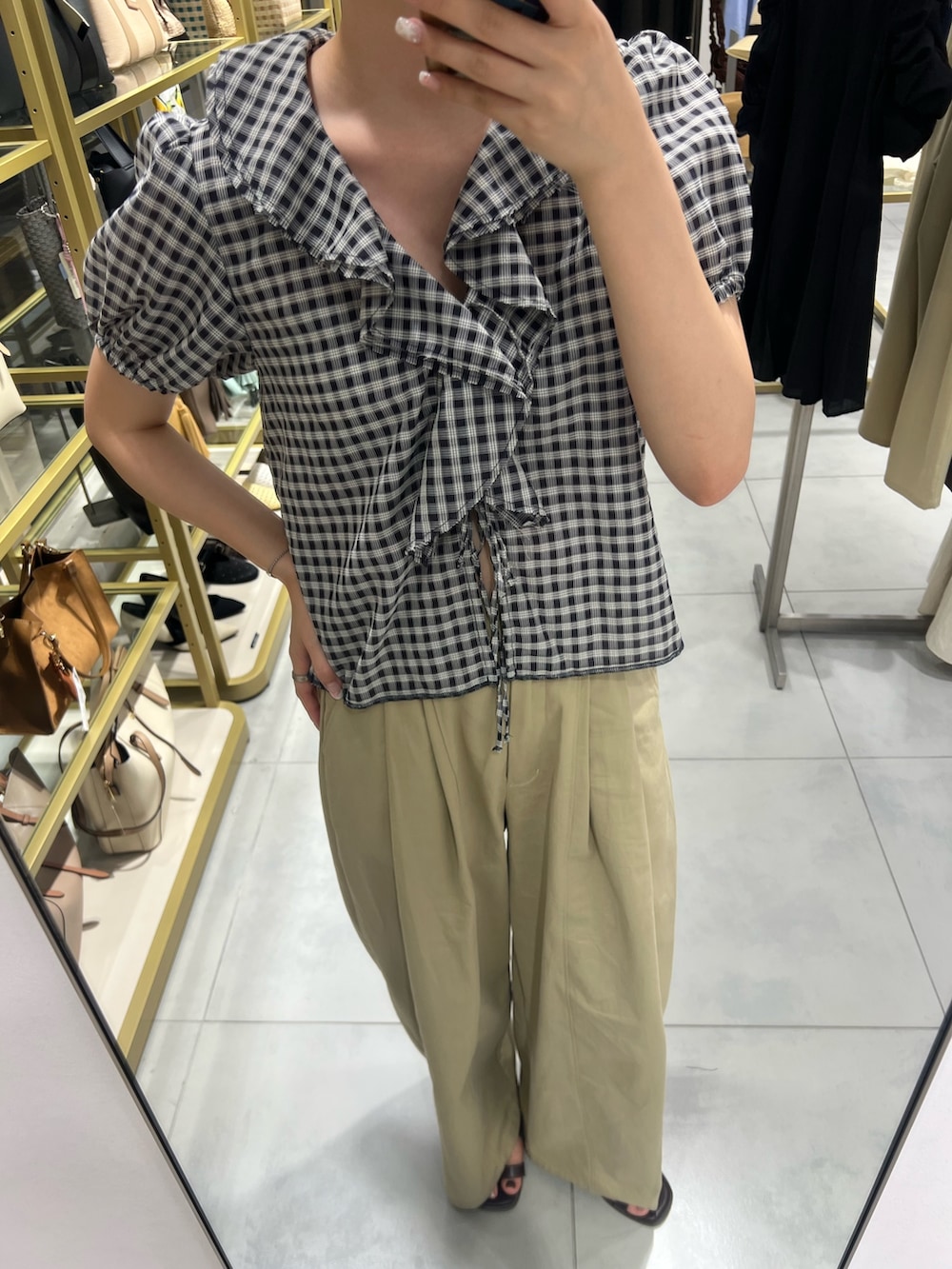 ブルー系のシャツ/ブラウスを着用したレディースの夏コーディネートの2枚目の写真