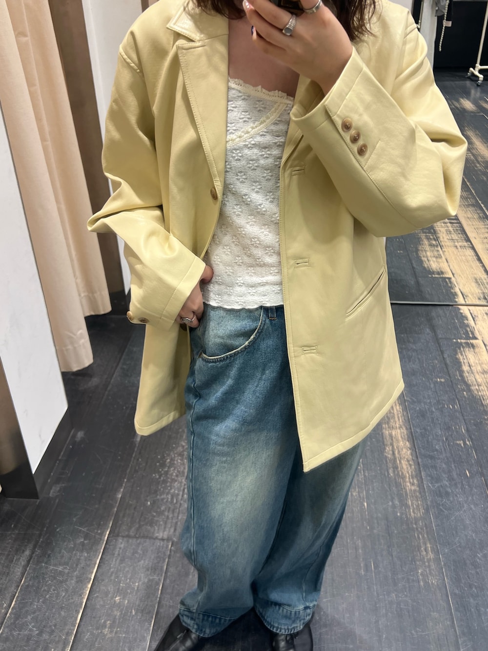 イエロー系のその他アウター、ホワイト系のキャミソール、ブルー系のデニムパンツを着用したレディースの秋コーディネートの2枚目の写真