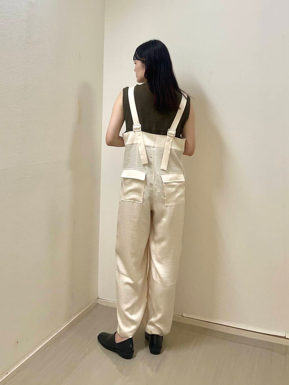 ブラウン系のニット/セーター、ホワイト系のサロペット/オーバーオール、ブラック系のその他シューズを着用したレディースの夏コーディネートの2枚目の写真