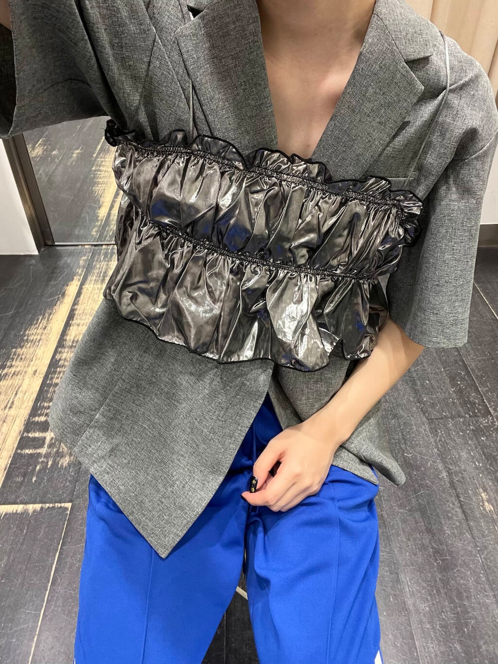 ブルー系のその他パンツ、シルバー系のベストを着用したレディースの夏コーディネートの2枚目の写真