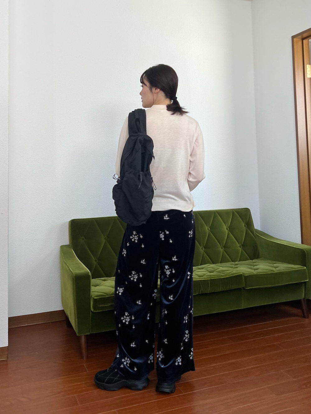 ブルー系のその他パンツ、ブラック系のスニーカー、ブラック系のバックパック/リュックを着用したレディースの夏コーディネートの2枚目の写真