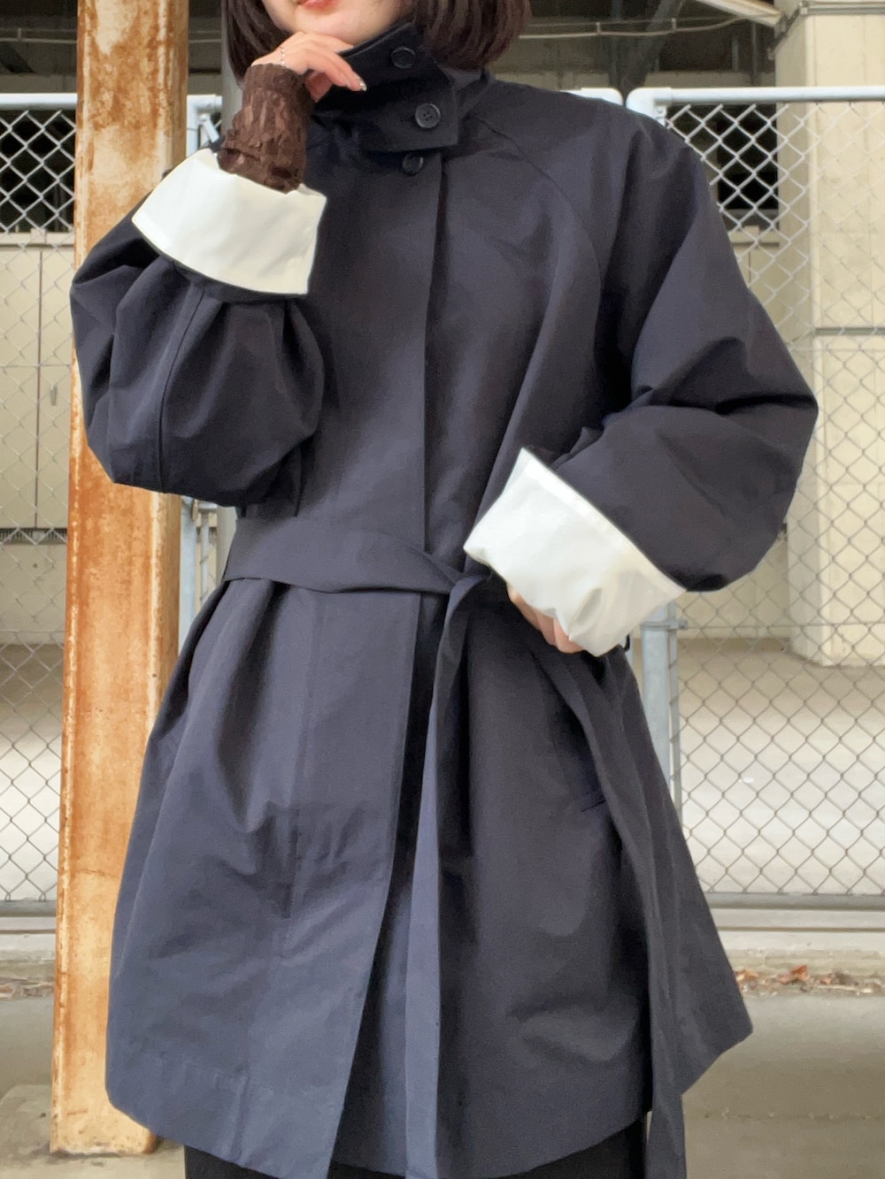 ブルー系のその他アウター、ブラック系のスカートを着用したレディースの冬コーディネートの2枚目の写真