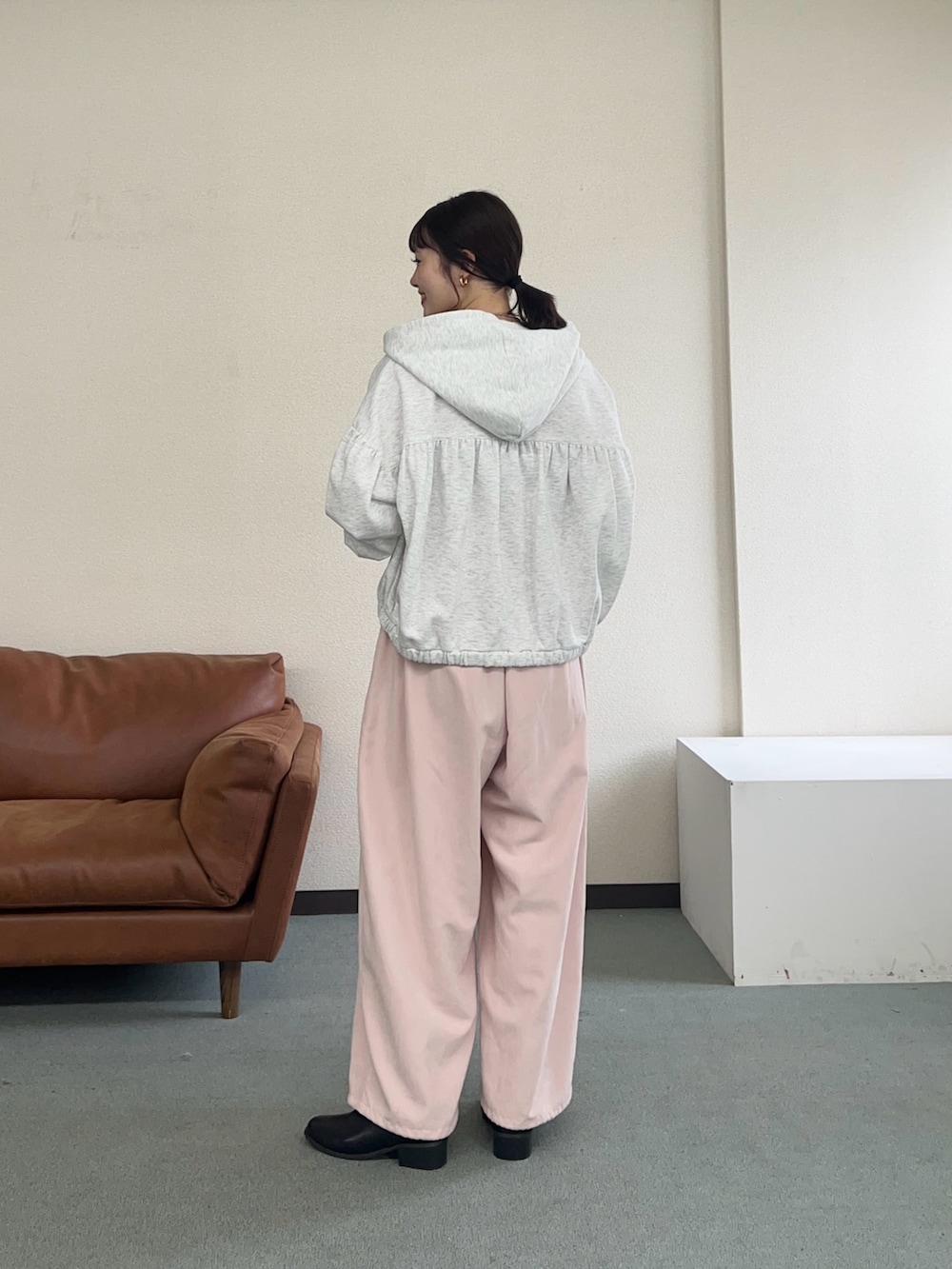 ベージュ系のパーカー、ピンク系のその他パンツを着用したレディースの秋コーディネートの2枚目の写真