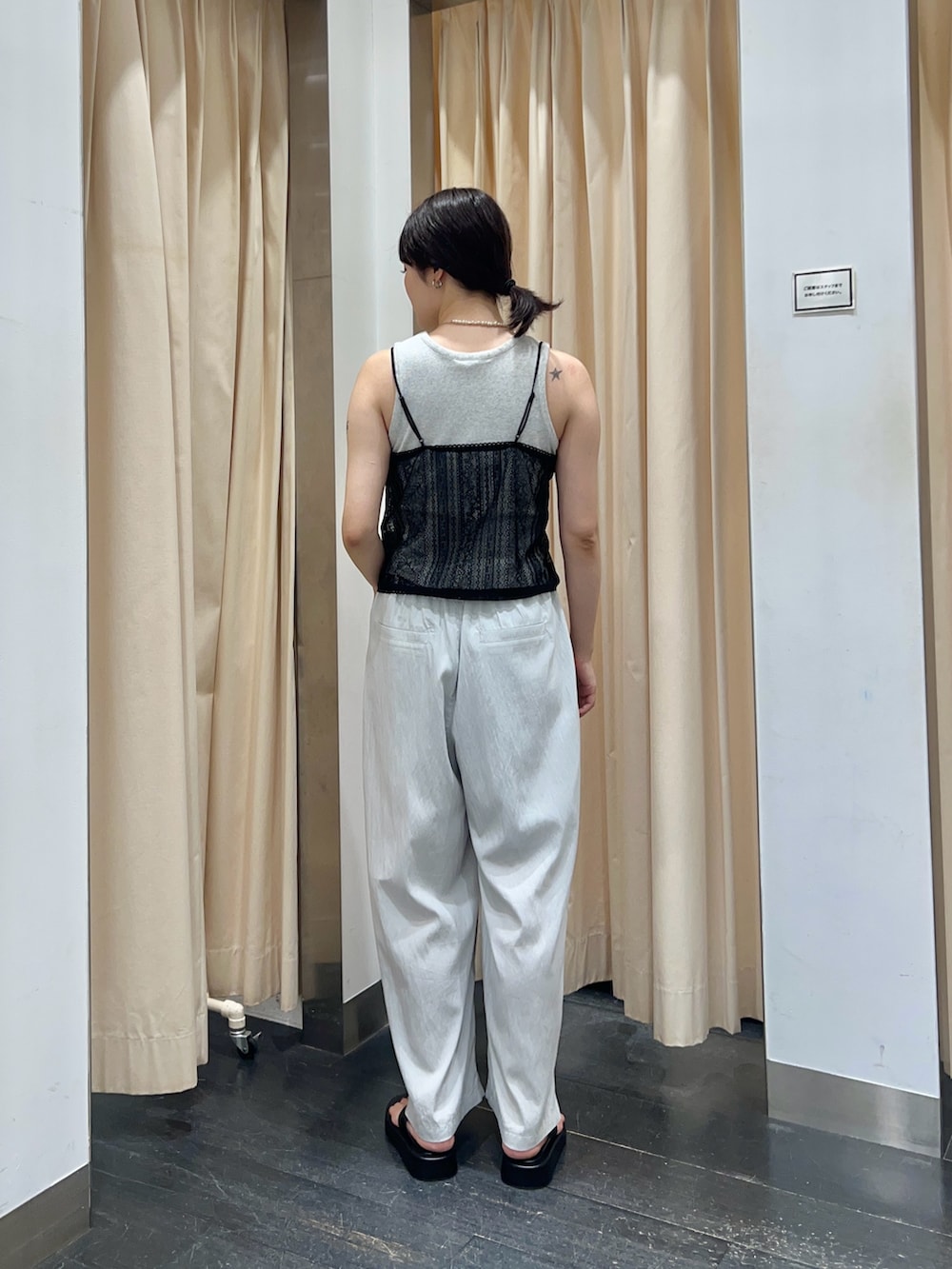 ブラック系のキャミソール、ブルー系のその他パンツ、ブラック系のサンダルを着用したレディースの夏コーディネートの2枚目の写真