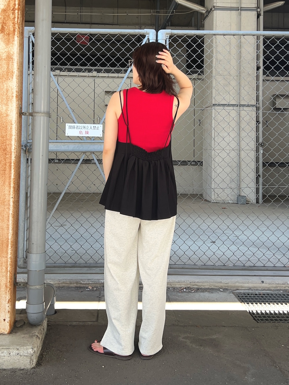 ブラック系のその他トップス、ホワイト系のその他パンツ、レッド系のタンクトップを着用したレディースの夏コーディネートの2枚目の写真