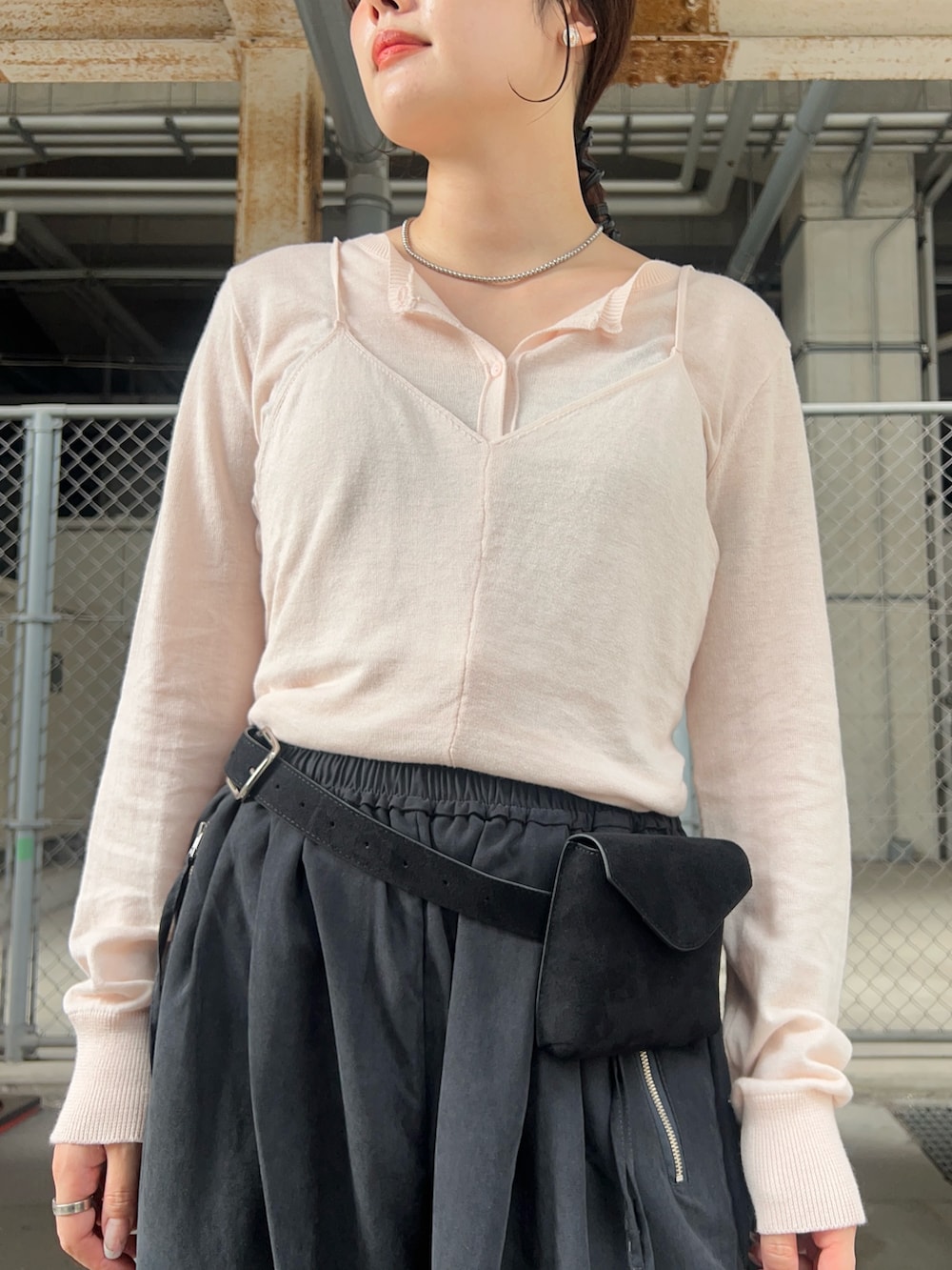 ピンク系のカーディガン/ボレロ、グレー系のその他パンツ、ブラック系のボディバッグ/ウエストポーチを着用したレディースの秋コーディネートの2枚目の写真
