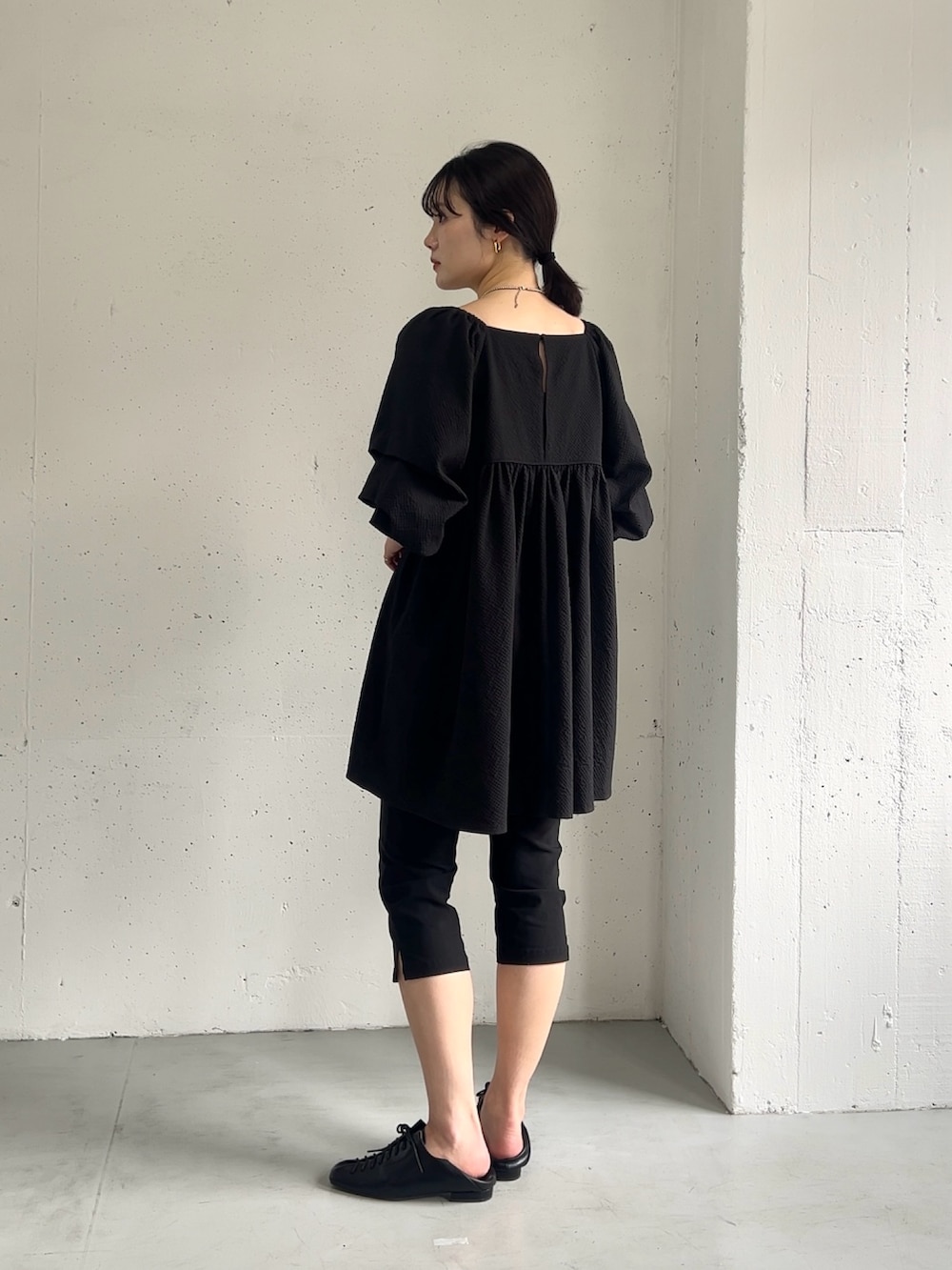 ブラック系のワンピース、ブラック系のその他シューズを着用したレディースの春コーディネートの2枚目の写真