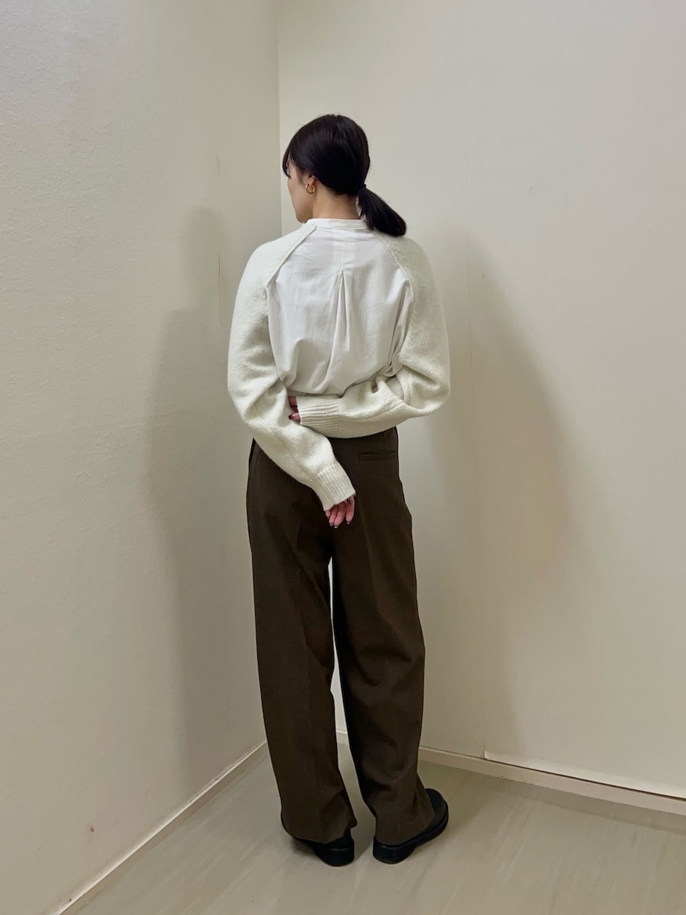ブラウン系のその他パンツ、ホワイト系のシャツ/ブラウスを着用したレディースの秋コーディネートの2枚目の写真