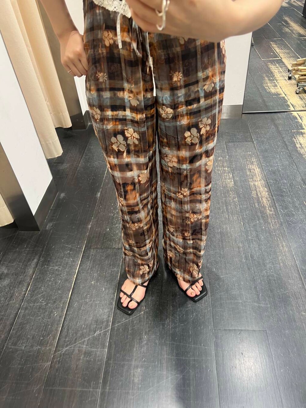 ホワイト系のシャツ/ブラウス、オレンジ系のその他パンツを着用したレディースの夏コーディネートの2枚目の写真