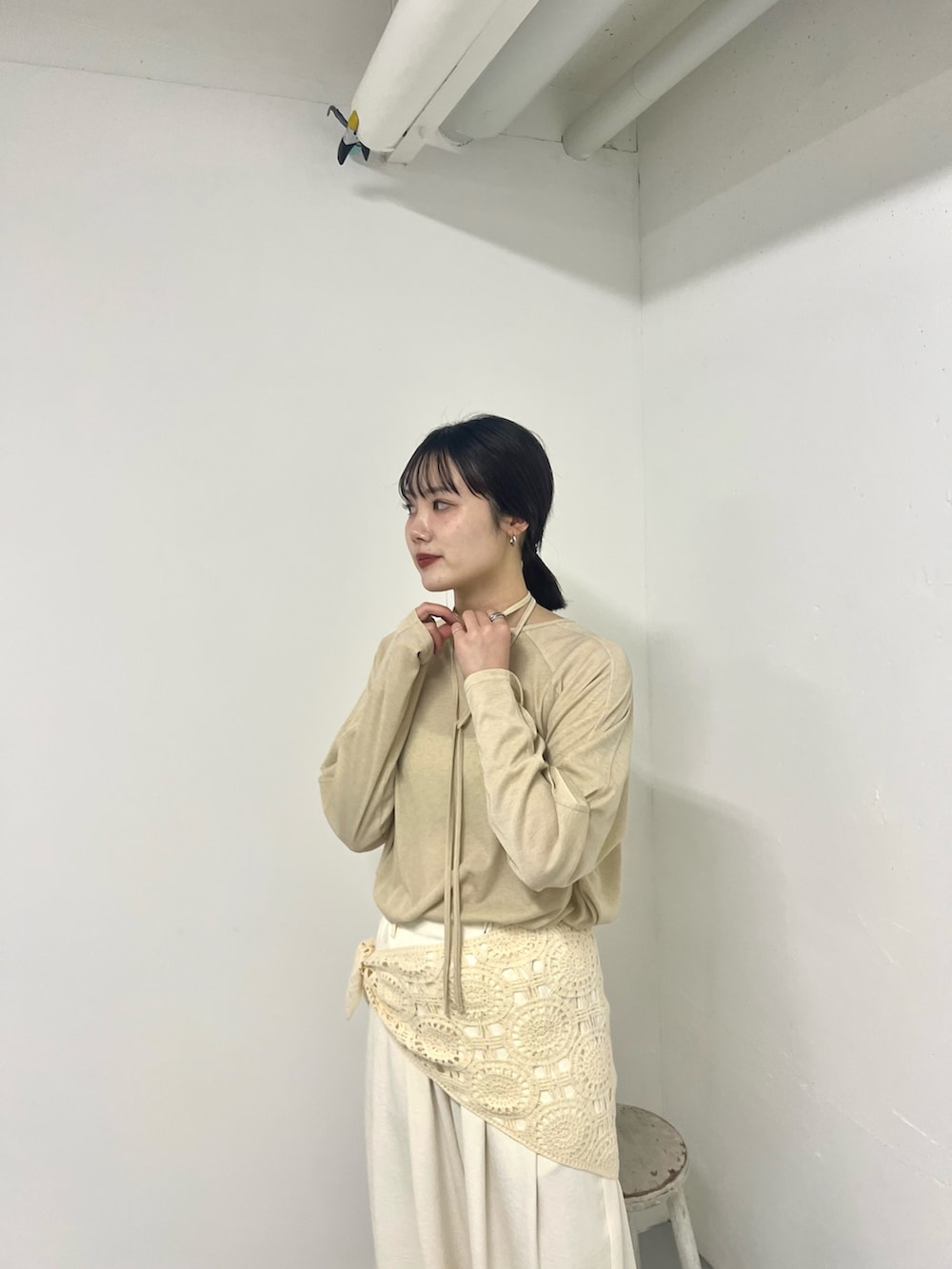 ホワイト系のその他パンツ、ベージュ系のTシャツ/カットソー、ブラウン系のローファーを着用したレディースの冬コーディネートの2枚目の写真