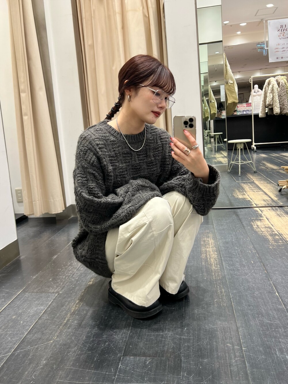 グレー系のニット/セーター、ホワイト系のその他パンツを着用したレディースの秋コーディネートの2枚目の写真