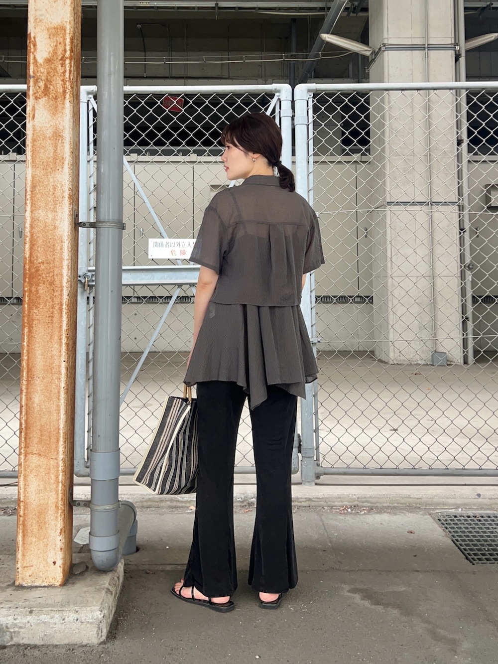 グレー系のシャツ/ブラウス、ブラック系のその他パンツ、ホワイト系のトートバッグを着用したレディースの夏コーディネートの2枚目の写真