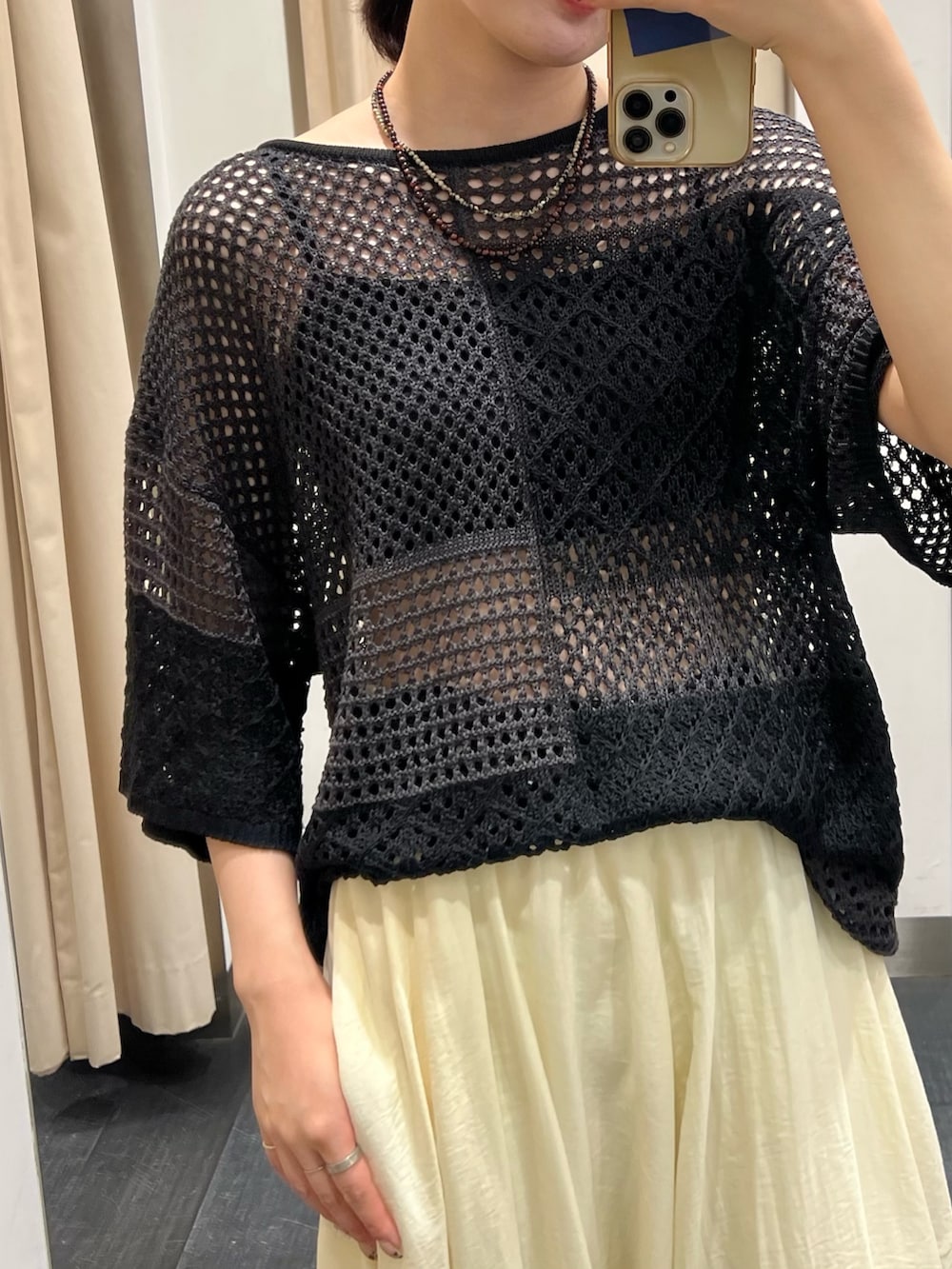 グレー系のニット/セーター、ホワイト系のその他パンツを着用したレディースの夏コーディネートの2枚目の写真