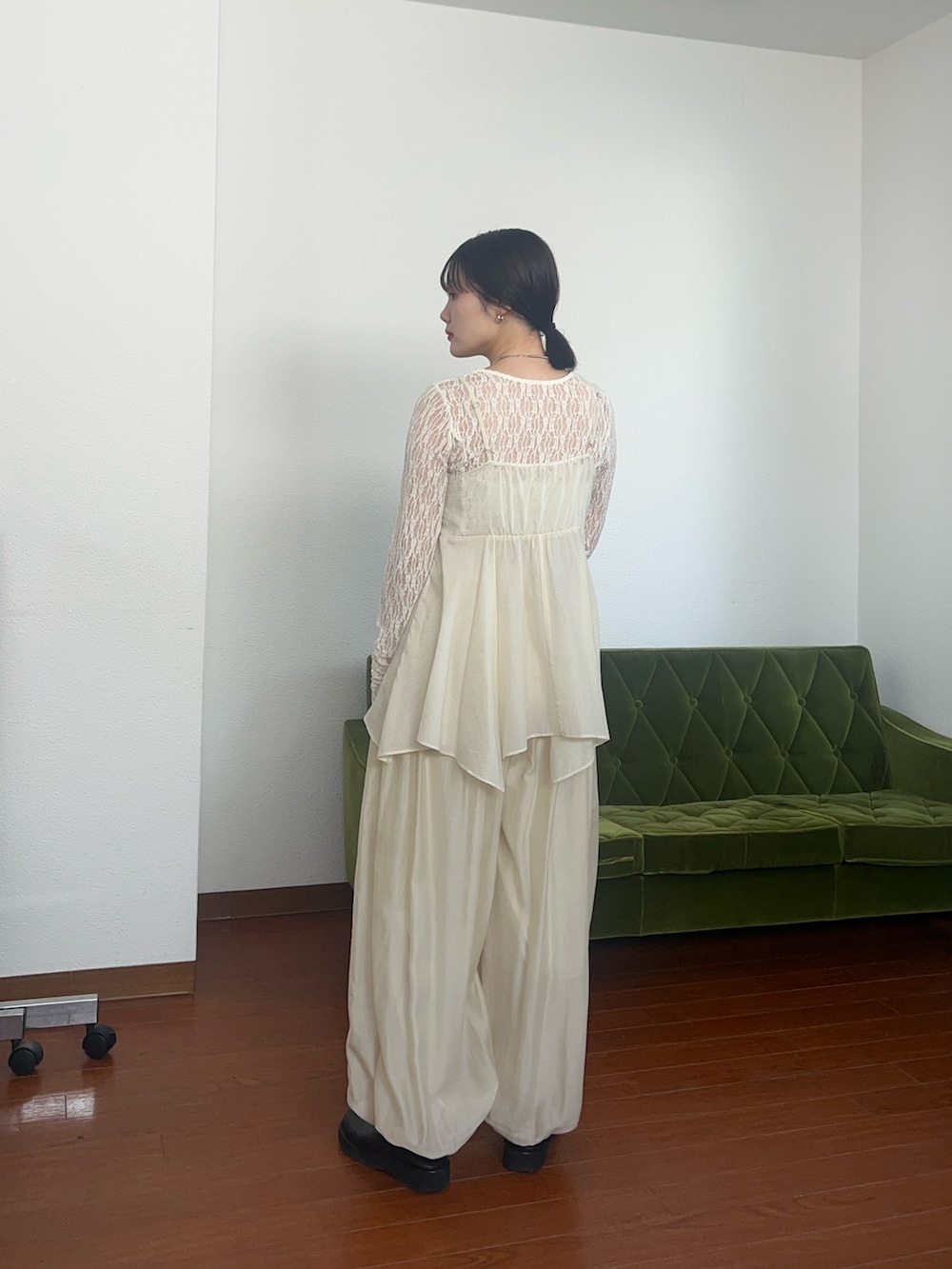 ホワイト系のTシャツ/カットソー、ホワイト系のシャツ/ブラウスを着用したレディースの冬コーディネートの2枚目の写真