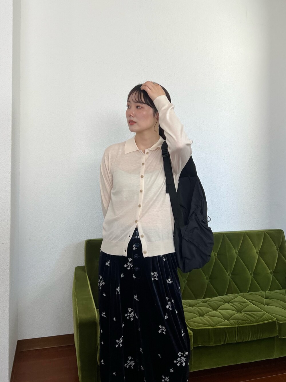 ブルー系のその他パンツ、ブラック系のスニーカー、ブラック系のバックパック/リュックを着用したレディースの夏コーディネートの4枚目の写真