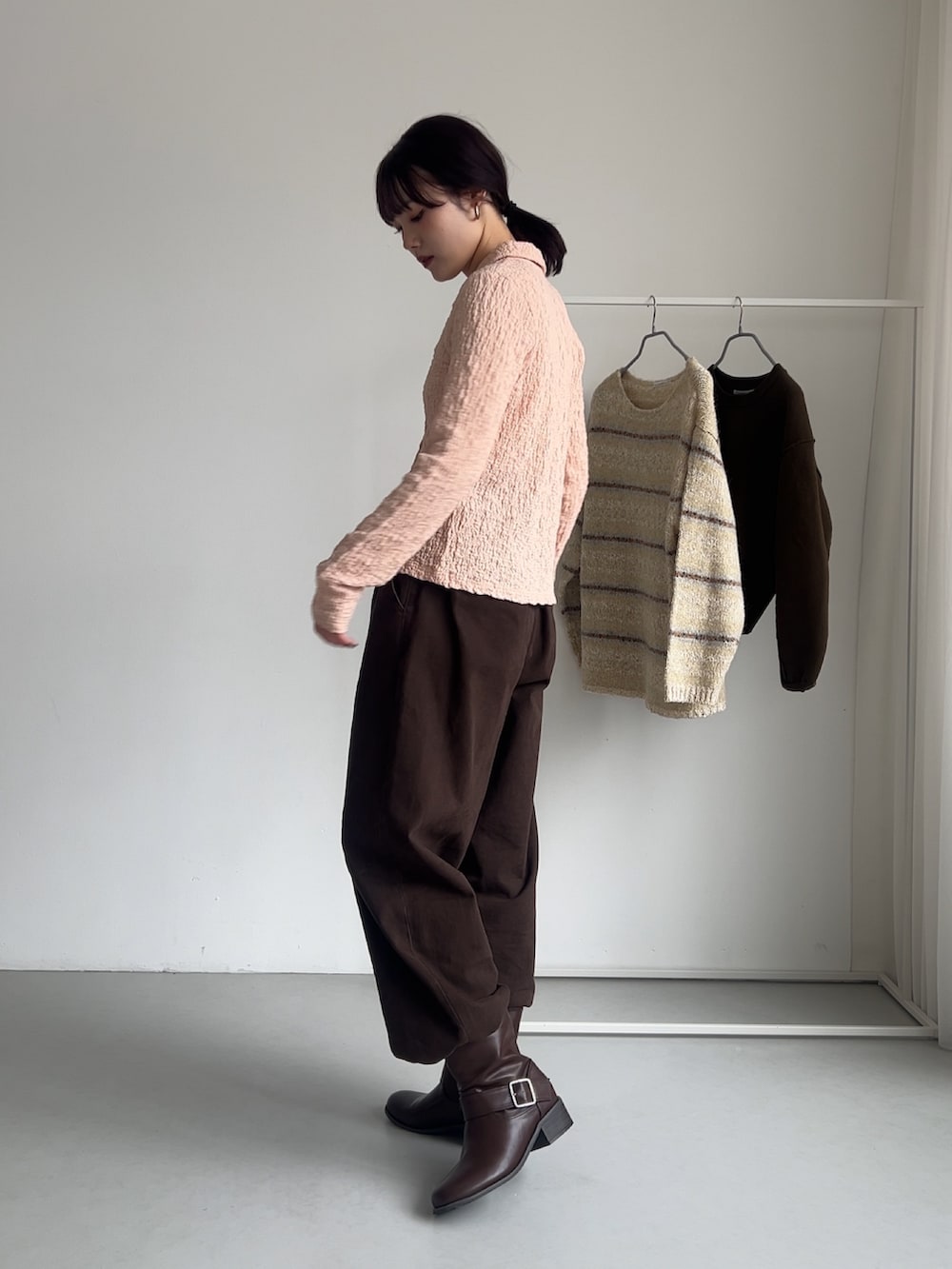 ピンク系のシャツ/ブラウス、ブラウン系のその他パンツ、ブラウン系のブーツを着用したレディースの秋コーディネートの2枚目の写真