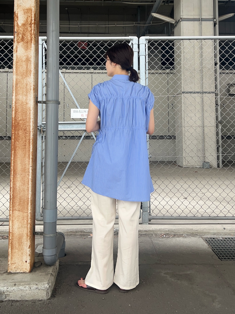 ブルー系のワンピース、ホワイト系のその他パンツを着用したレディースの夏コーディネートの2枚目の写真