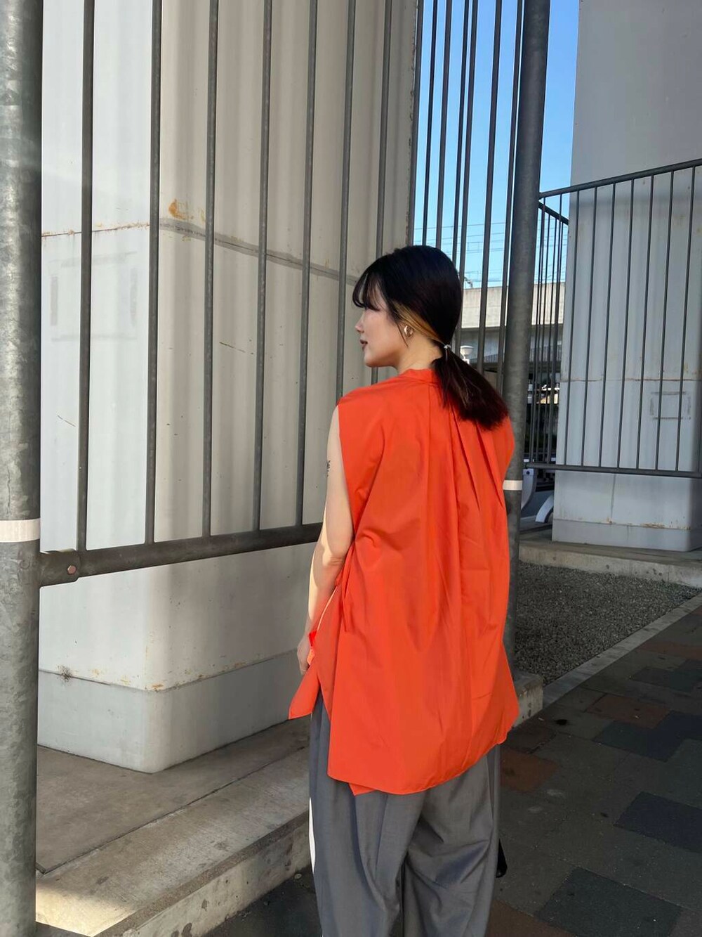 グレー系のその他パンツ、ブラック系のショルダーバッグ、ブラック系のサンダルを着用したレディースの春コーディネートの3枚目の写真