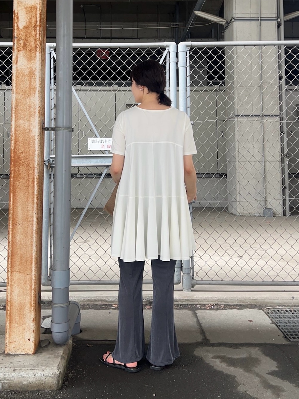 ホワイト系のワンピース、グレー系のその他パンツを着用したレディースの夏コーディネートの2枚目の写真