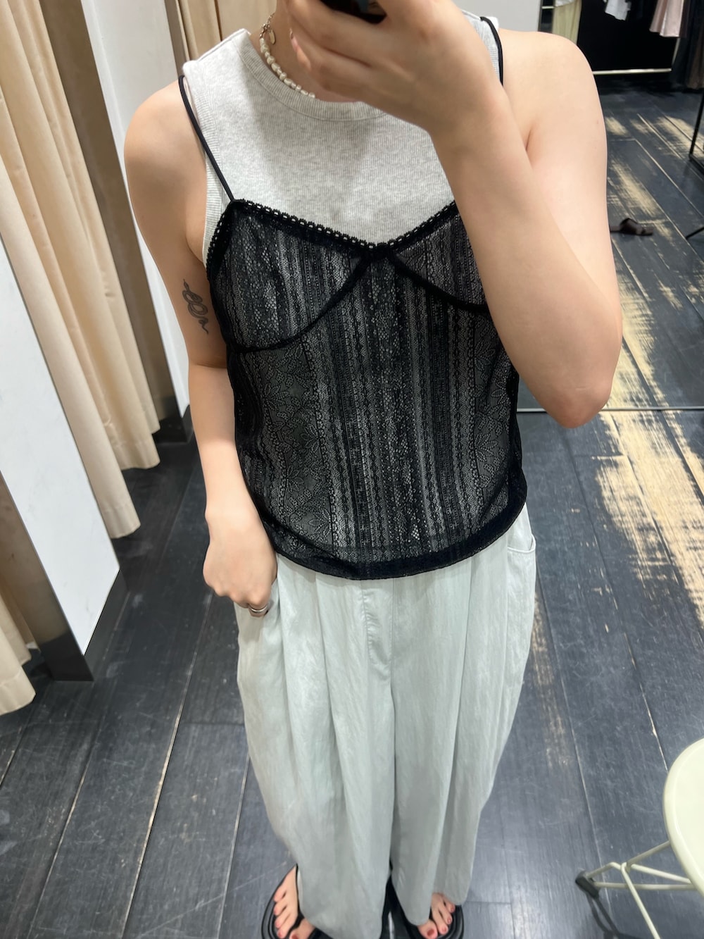 ブラック系のキャミソール、ブルー系のその他パンツ、ブラック系のサンダルを着用したレディースの夏コーディネートの3枚目の写真