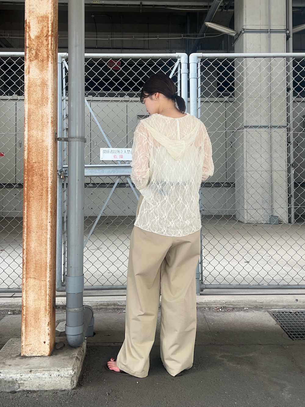 ホワイト系のTシャツ/カットソー、ベージュ系のその他パンツを着用したレディースの夏コーディネートの2枚目の写真