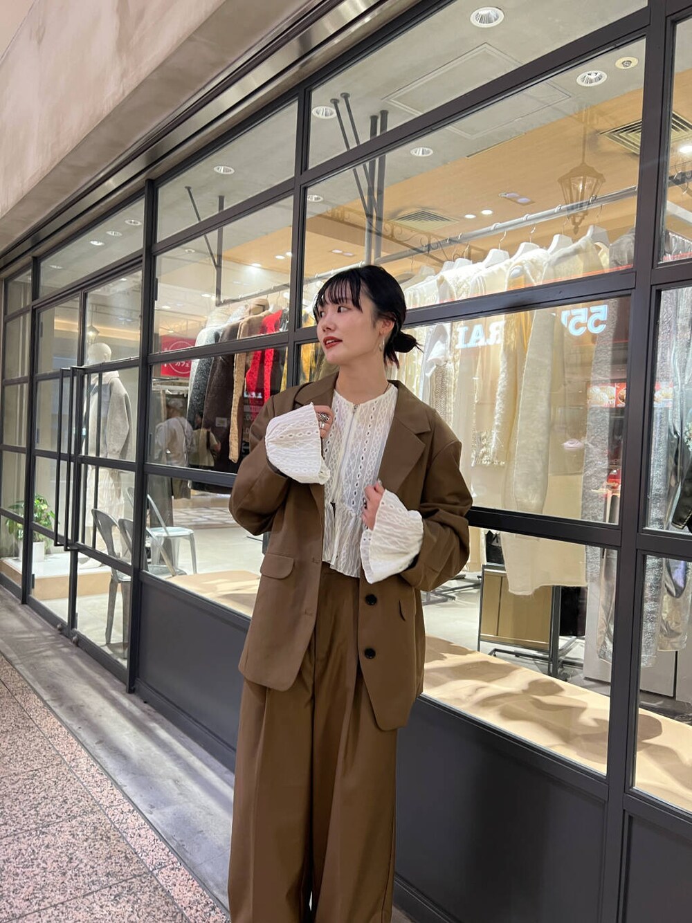 ホワイト系のパンプス、ブラウン系のその他アウター、ホワイト系のTシャツ/カットソーを着用したレディースの秋コーディネートの3枚目の写真