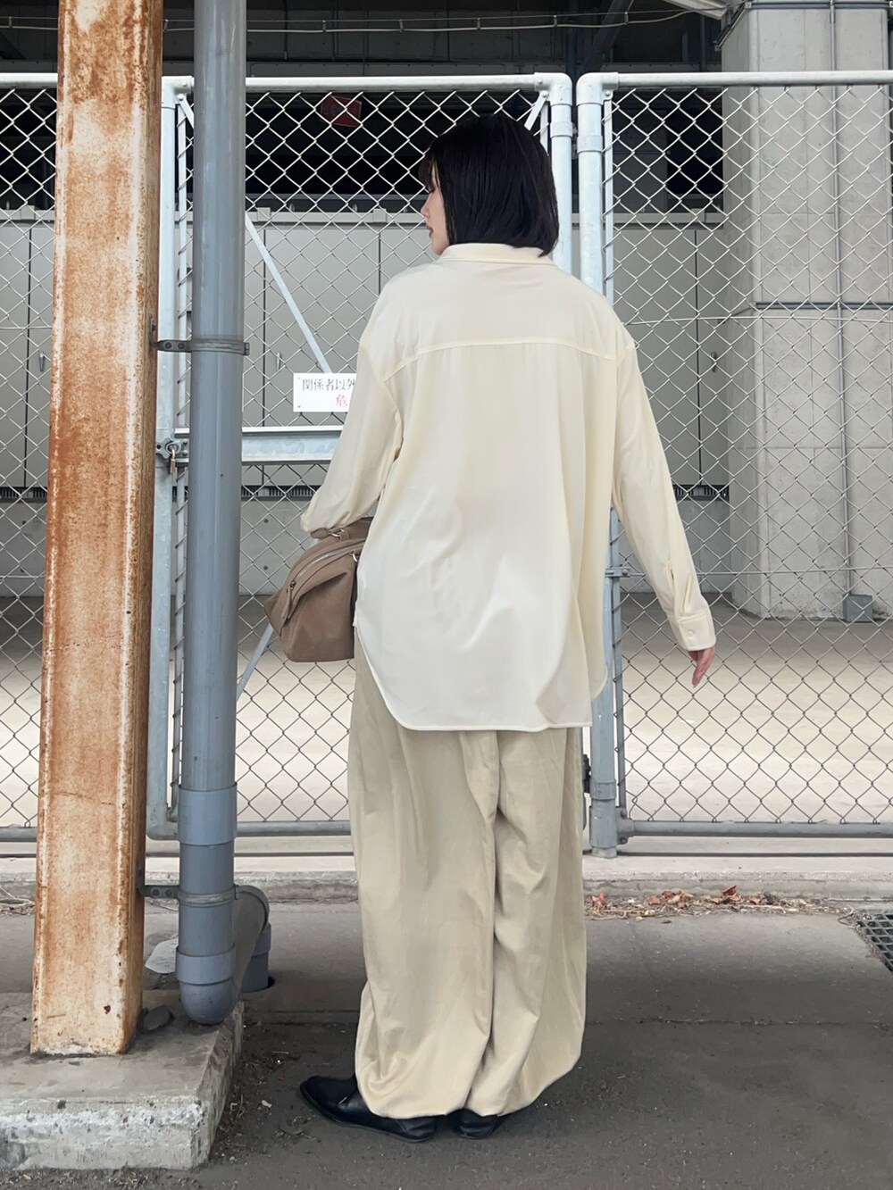 ホワイト系のシャツ/ブラウス、ベージュ系のその他パンツ、ベージュ系のボストンバッグを着用したレディースの冬コーディネートの2枚目の写真