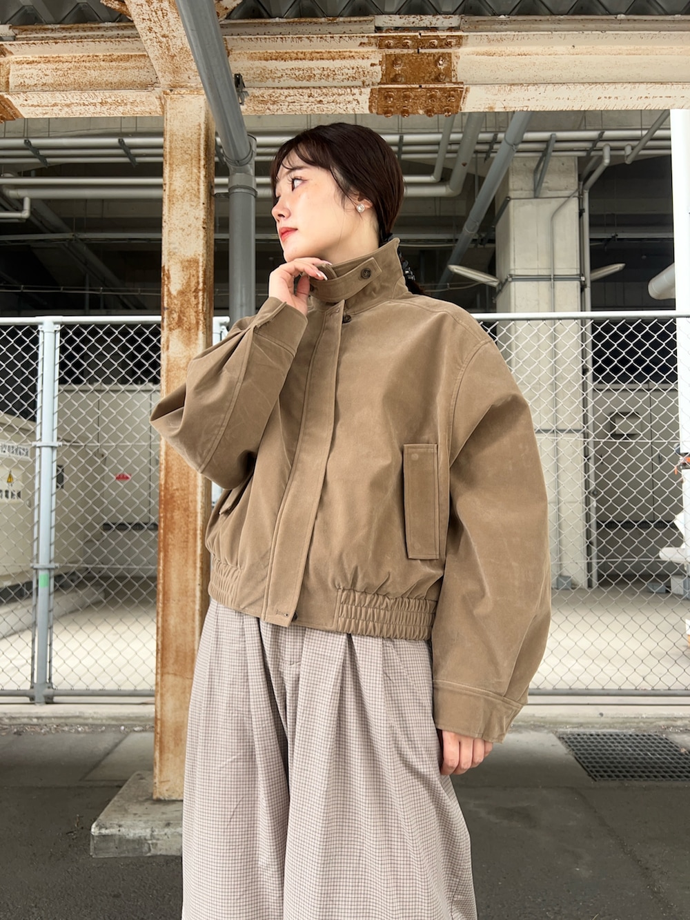 ベージュ系のブルゾン、ベージュ系のその他パンツを着用したレディースの秋コーディネートの3枚目の写真