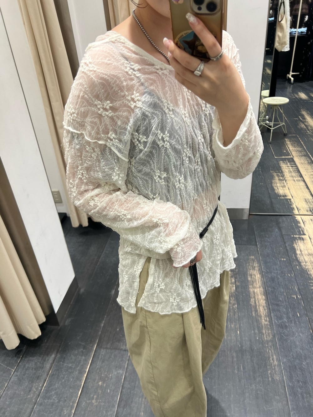 ホワイト系のTシャツ/カットソー、ベージュ系のその他パンツを着用したレディースの秋コーディネートの2枚目の写真