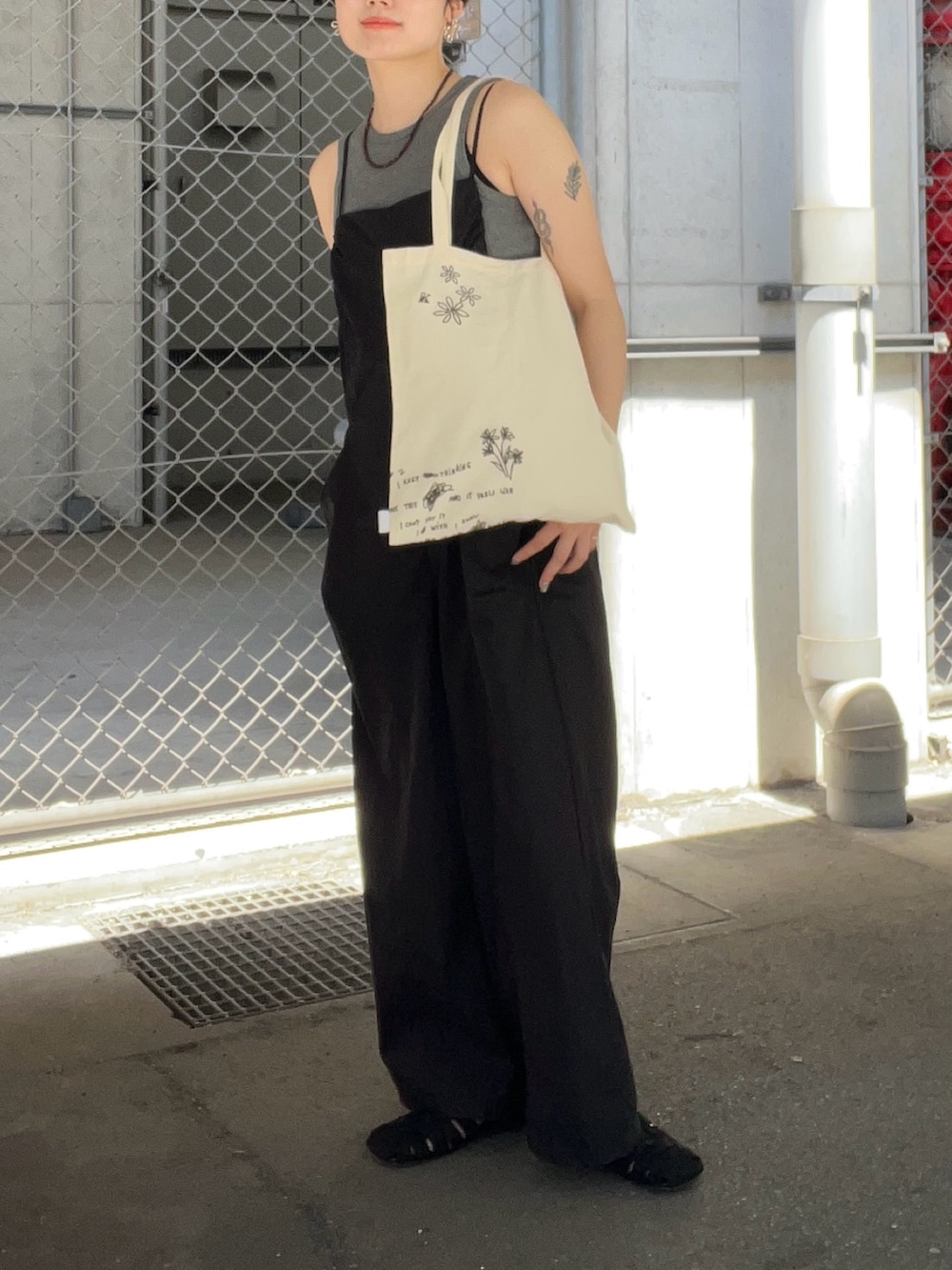 ブラック系のその他パンツ、グレー系のタンクトップ、ブラック系のサンダルを着用したレディースの夏コーディネートの2枚目の写真