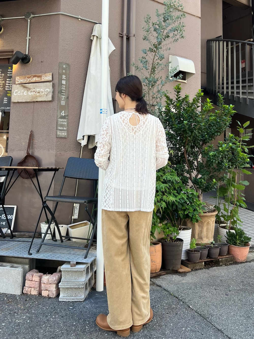 ホワイト系のカーディガン/ボレロ、ベージュ系のその他パンツ、ホワイト系のショルダーバッグを着用したレディースの夏コーディネートの2枚目の写真