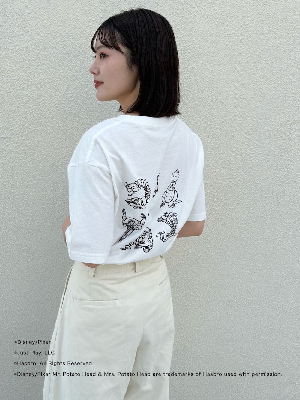 ホワイト系のTシャツ/カットソー、ブラウン系のローファーを着用したレディースの冬コーディネートの2枚目の写真