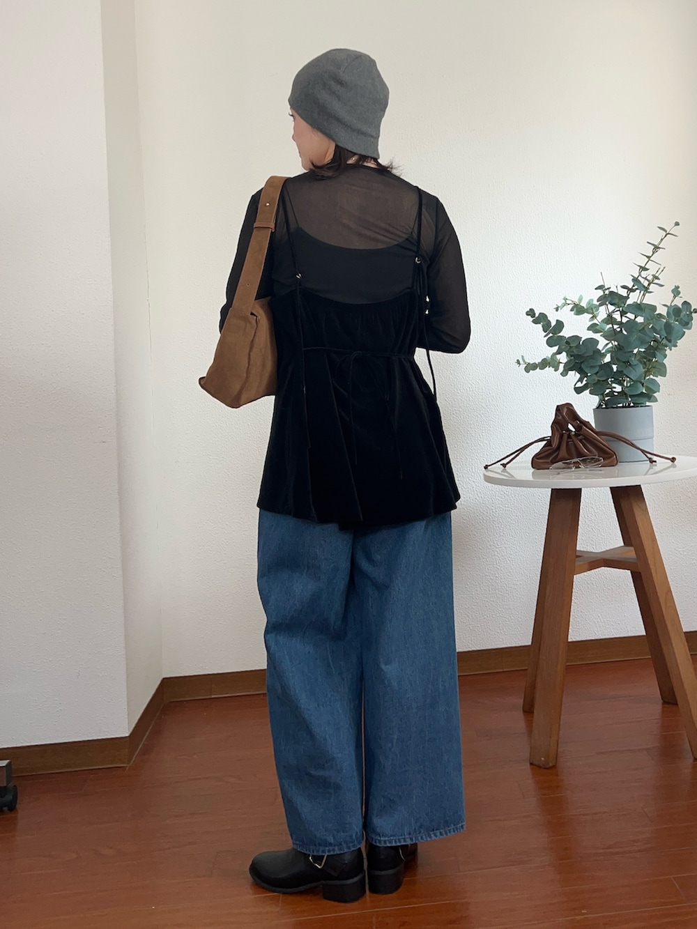 ブラック系のTシャツ/カットソー、ブルー系のデニムパンツを着用したレディースの夏コーディネートの2枚目の写真