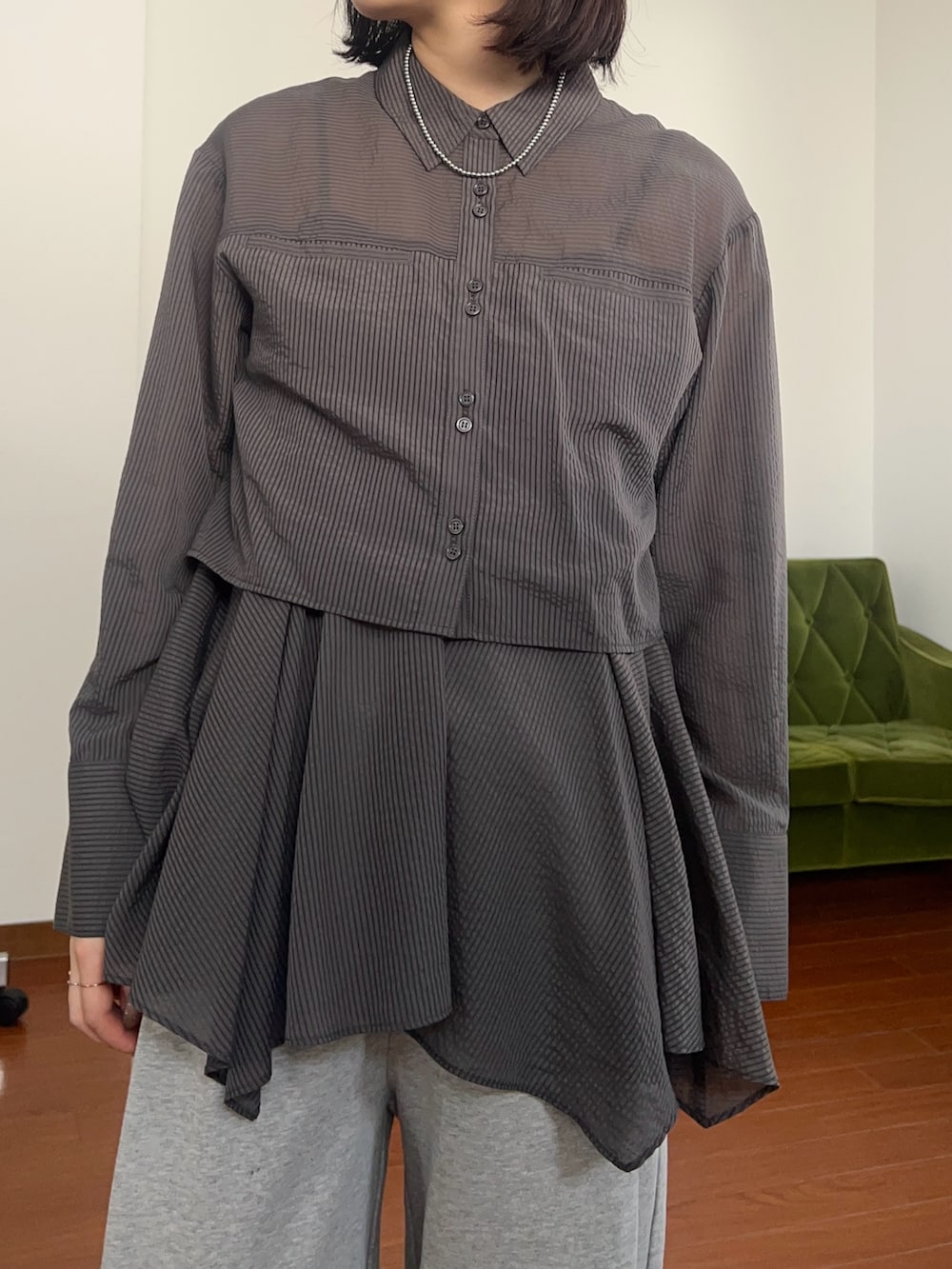 グレー系のシャツ/ブラウス、グレー系のその他パンツを着用したレディースの冬コーディネートの3枚目の写真