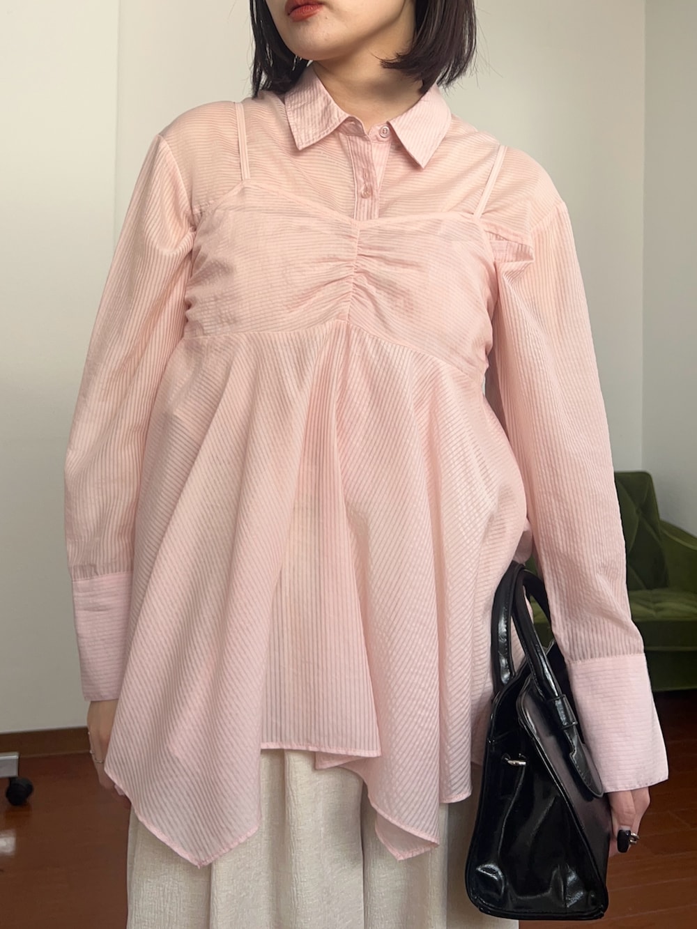 ピンク系のシャツ/ブラウス、ブラック系のボストンバッグを着用したレディースの春コーディネートの3枚目の写真