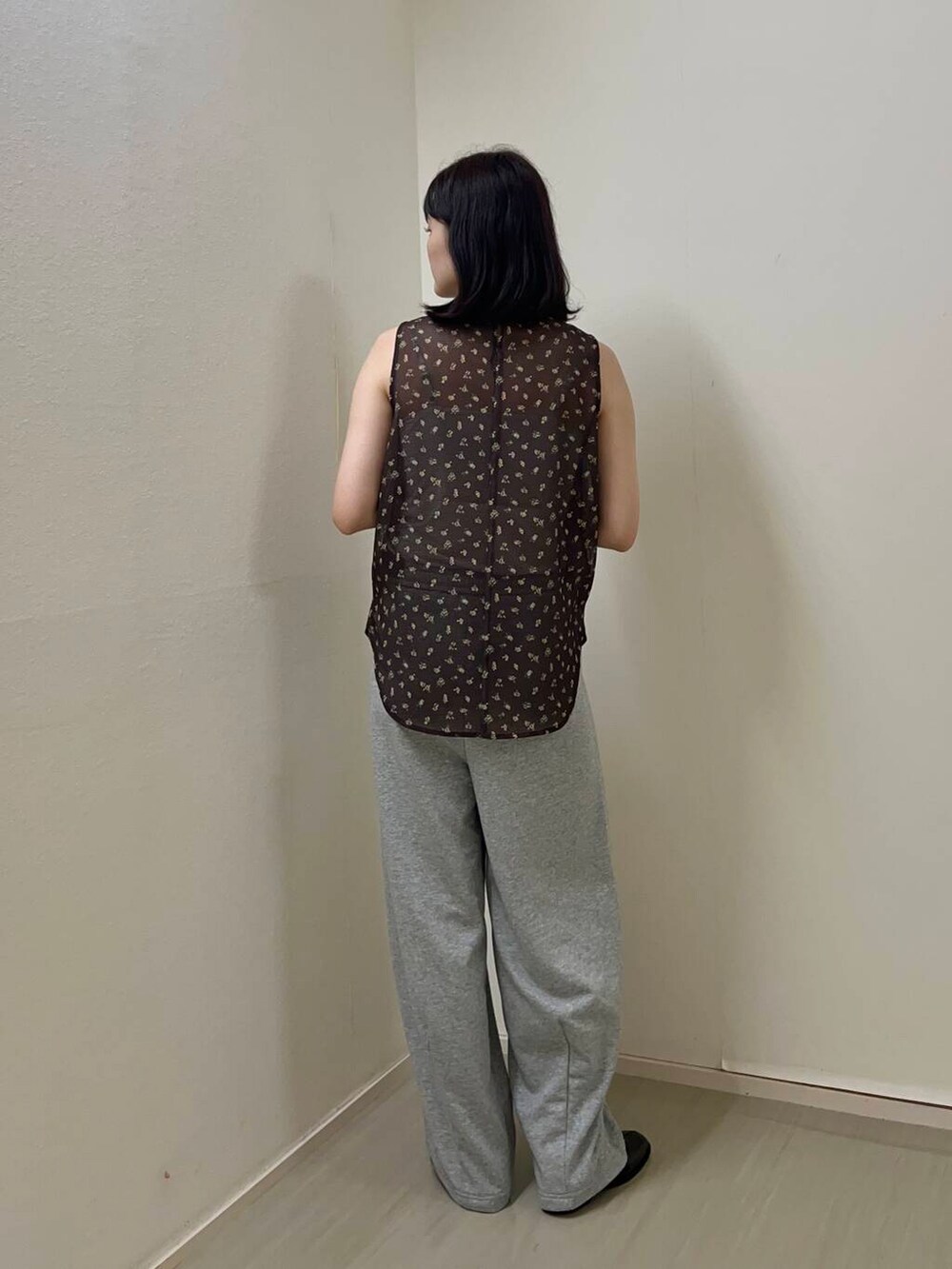 グレー系のその他パンツ、ブラック系のその他シューズ、ブラウン系のシャツ/ブラウスを着用したレディースの夏コーディネートの2枚目の写真