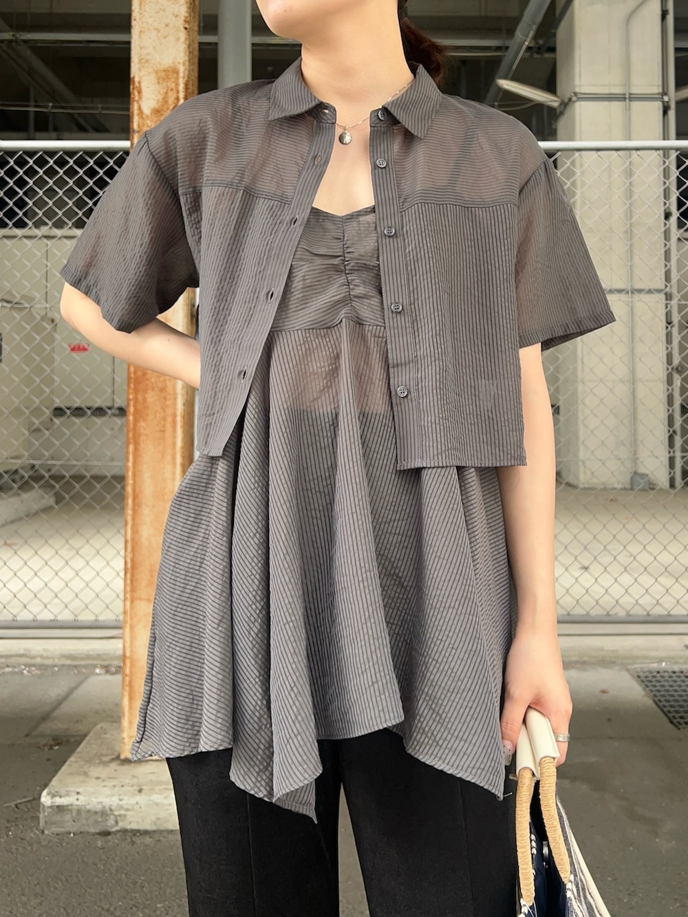 グレー系のシャツ/ブラウス、ブラック系のその他パンツ、ホワイト系のトートバッグを着用したレディースの夏コーディネートの3枚目の写真