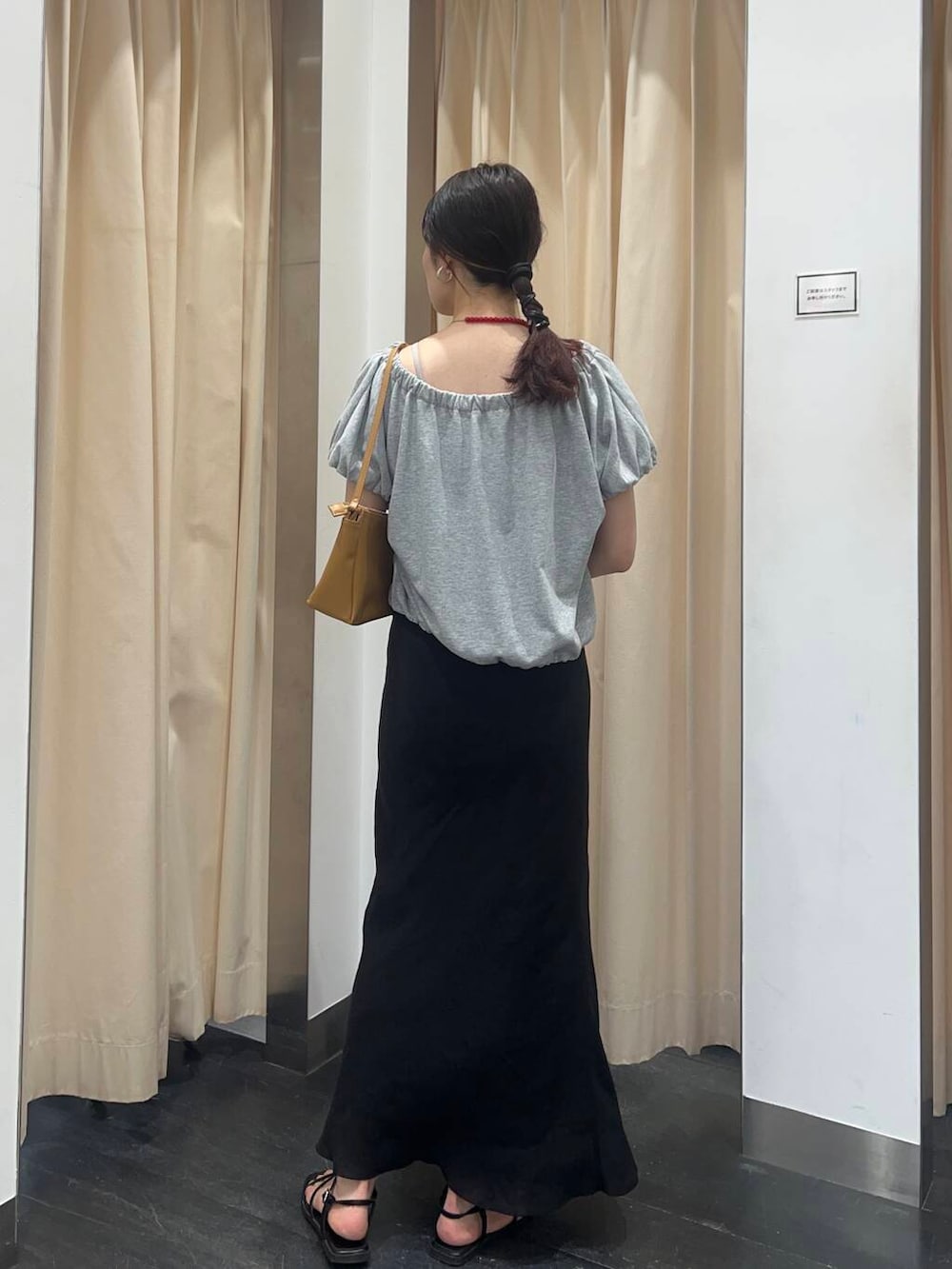 ブラック系のスカート、グレー系のスウェットを着用したレディースの夏コーディネートの2枚目の写真