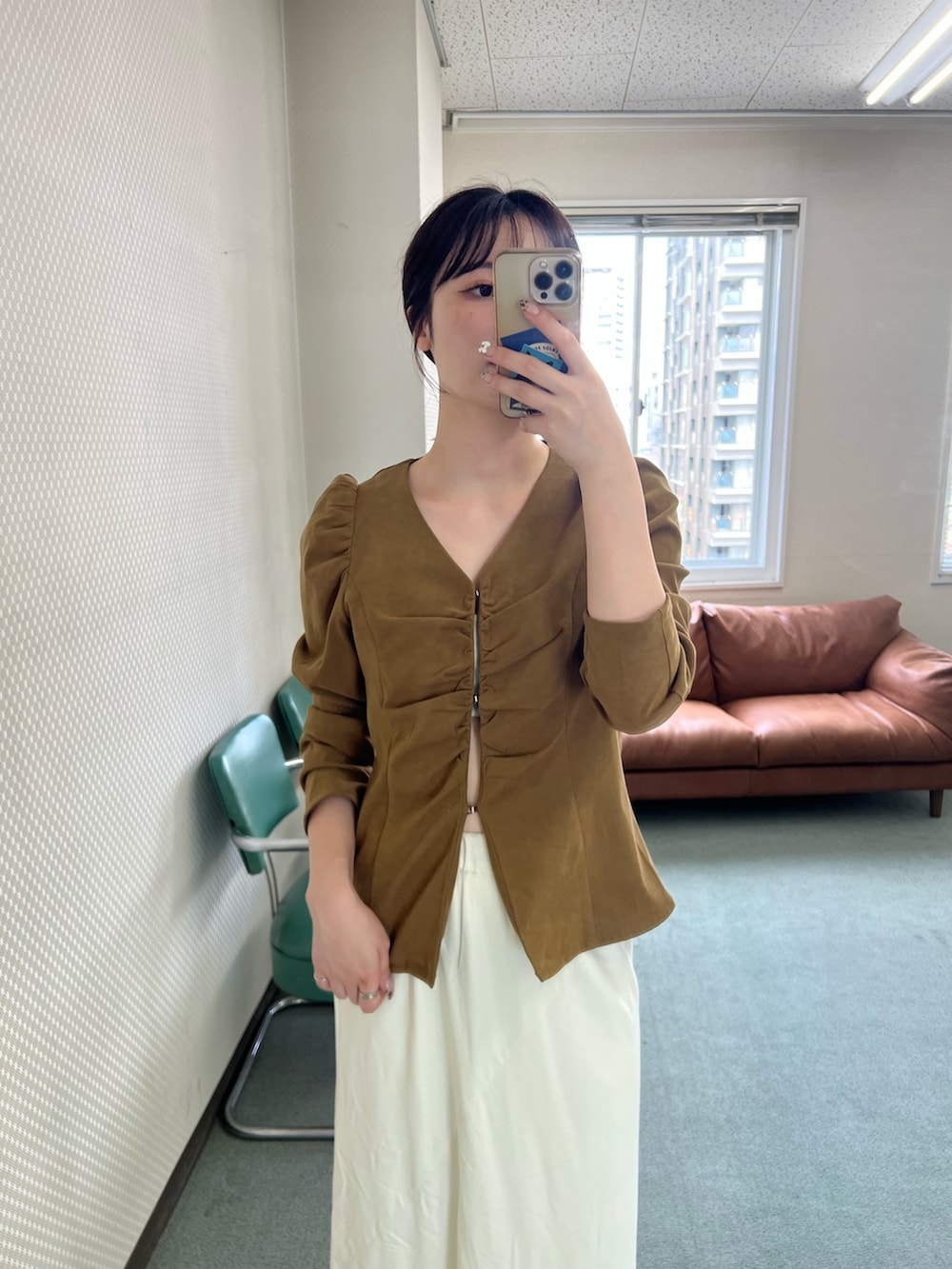 ベージュ系のシャツ/ブラウスを着用したレディースの夏コーディネートの2枚目の写真