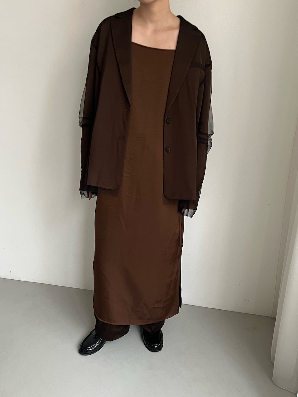 ブラウン系のその他アウター、ブラウン系のワンピース、ブラウン系のその他パンツを着用したレディースの秋コーディネートの3枚目の写真