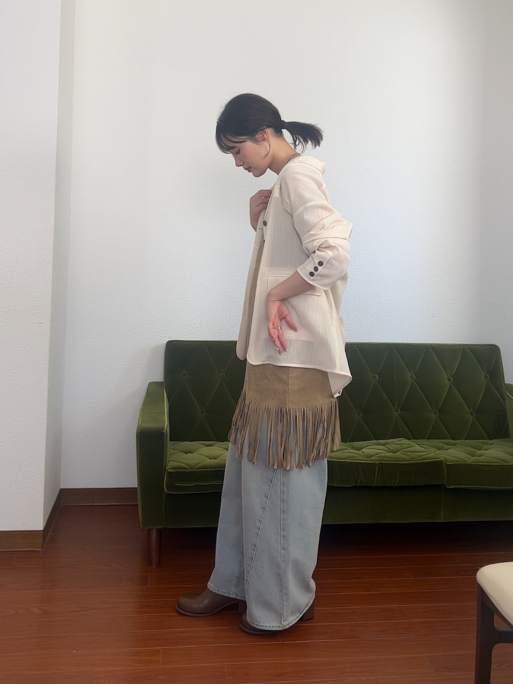 ベージュ系のワンピース、ブルー系のデニムパンツ、ベージュ系のその他アウターを着用したレディースの夏コーディネートの2枚目の写真