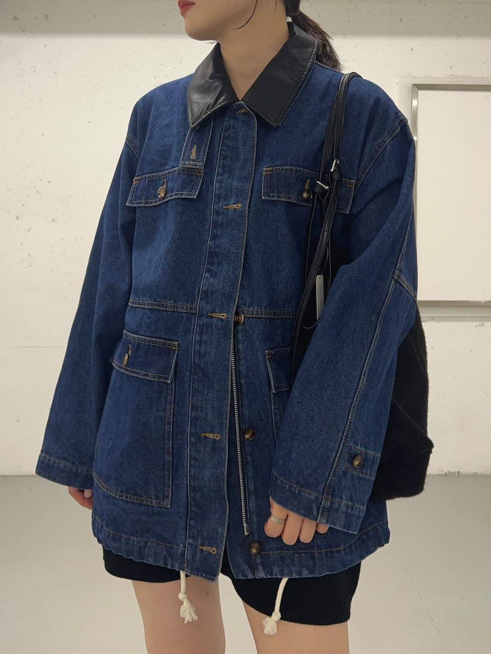 ブルー系のカバーオール、グレー系のその他パンツ、ブラック系のブーツを着用したレディースの秋コーディネートの3枚目の写真