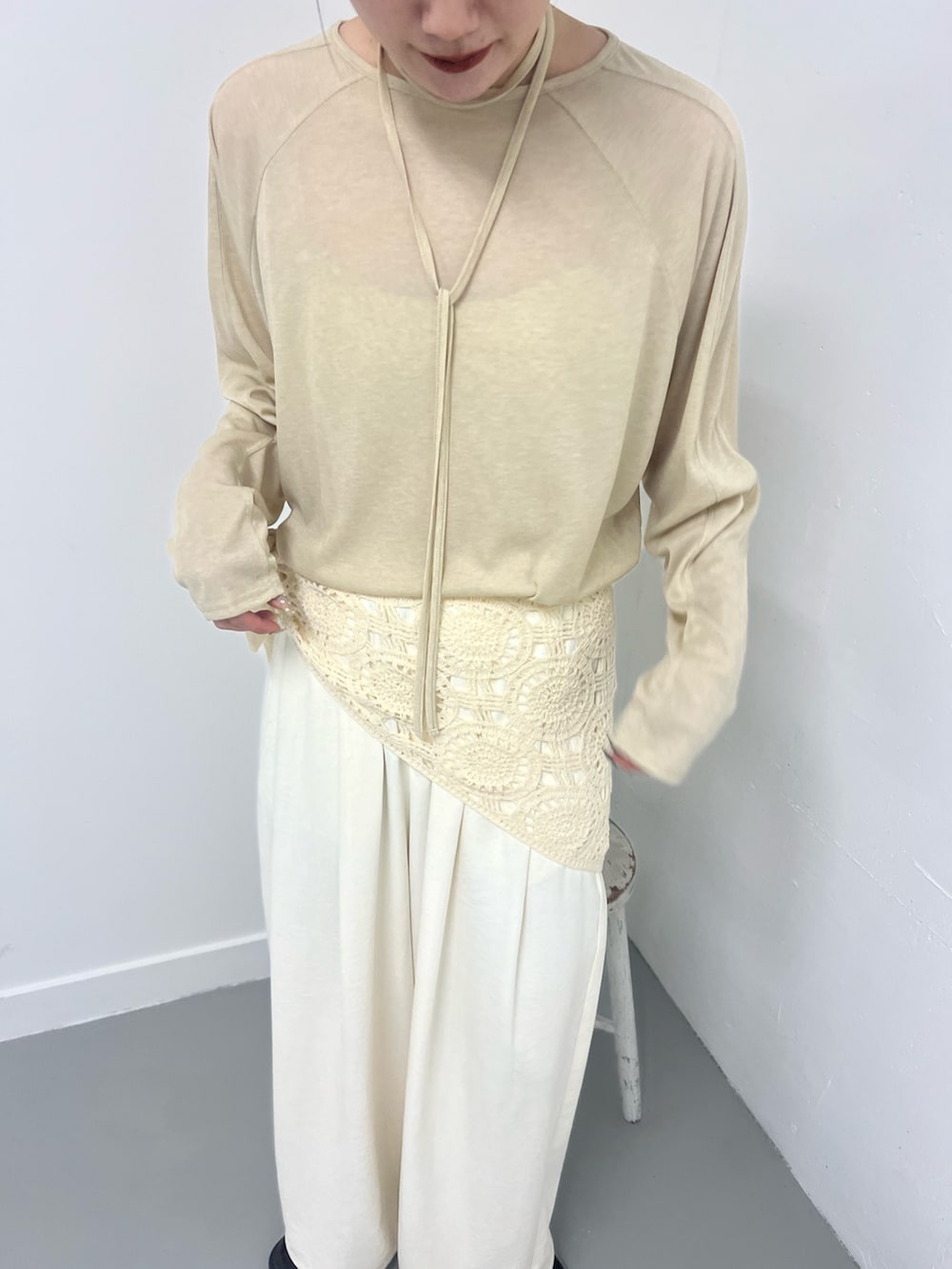 ホワイト系のその他パンツ、ベージュ系のTシャツ/カットソー、ブラウン系のローファーを着用したレディースの冬コーディネートの3枚目の写真