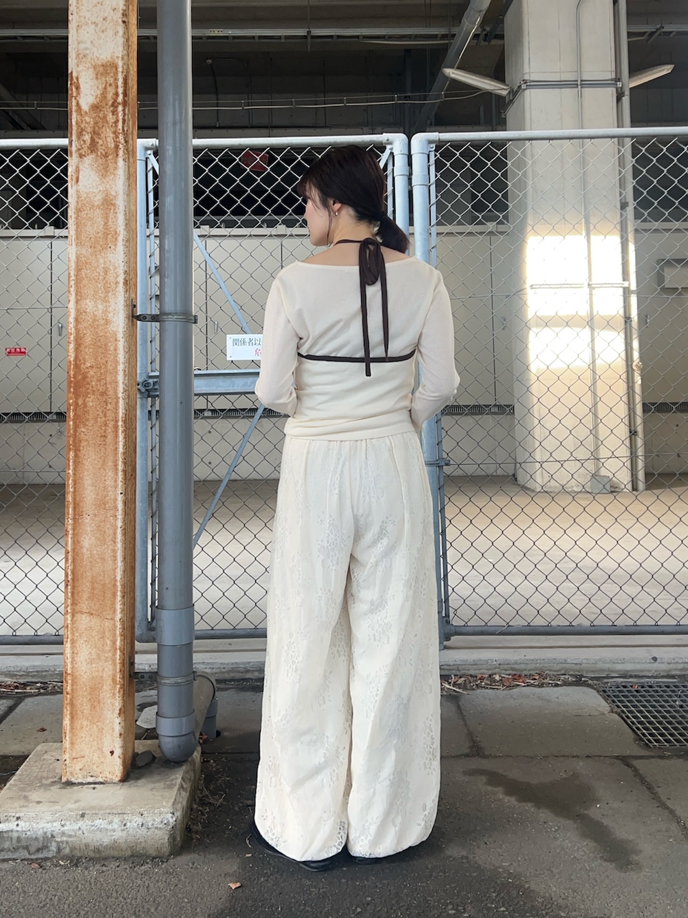 ホワイト系のTシャツ/カットソー、ホワイト系のその他パンツを着用したレディースの冬コーディネートの2枚目の写真