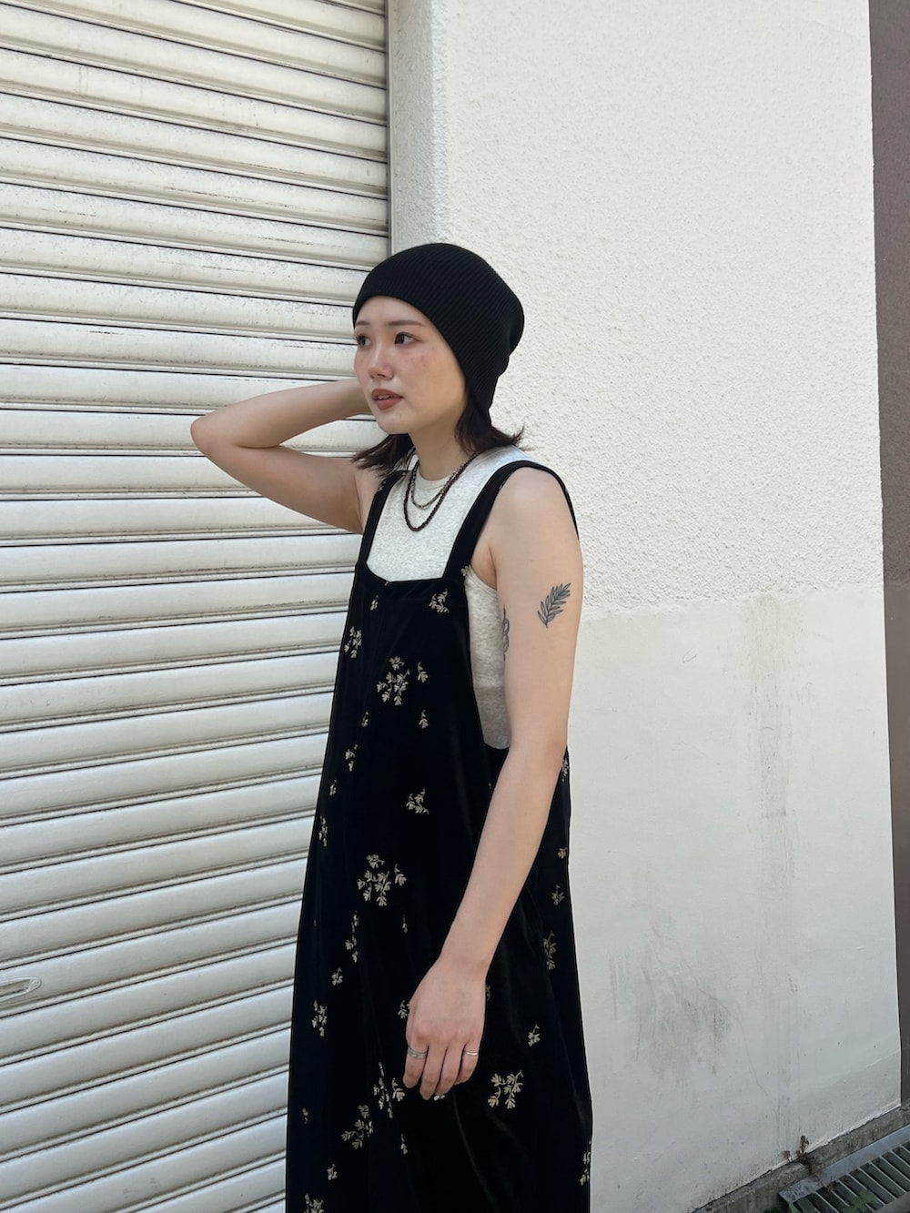 ブラック系のその他パンツ、ベージュ系のタンクトップ、ブラウン系のその他シューズを着用したレディースの夏コーディネートの3枚目の写真