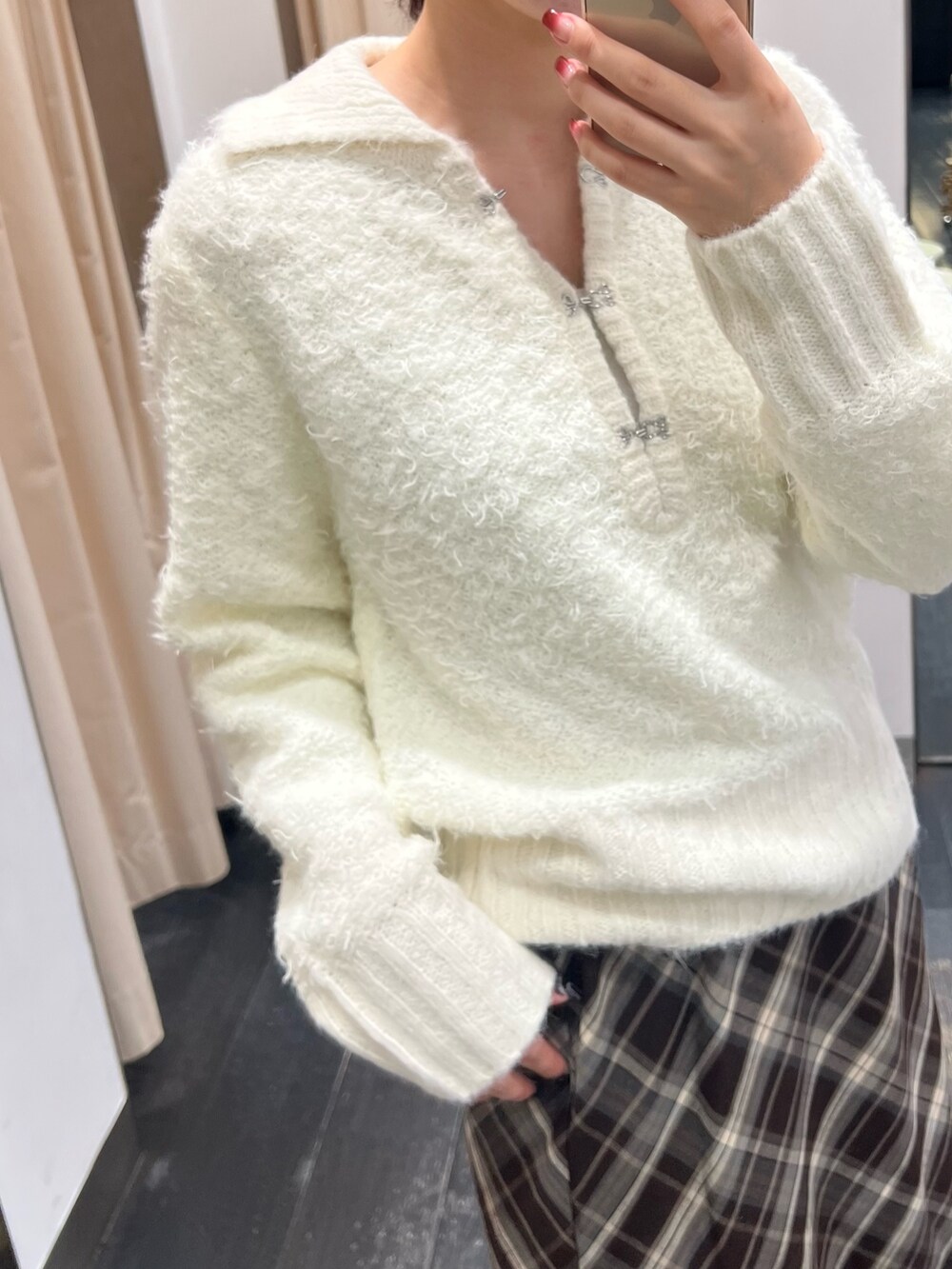 ホワイト系のニット/セーター、ブラウン系のスカートを着用したレディースの秋コーディネートの2枚目の写真