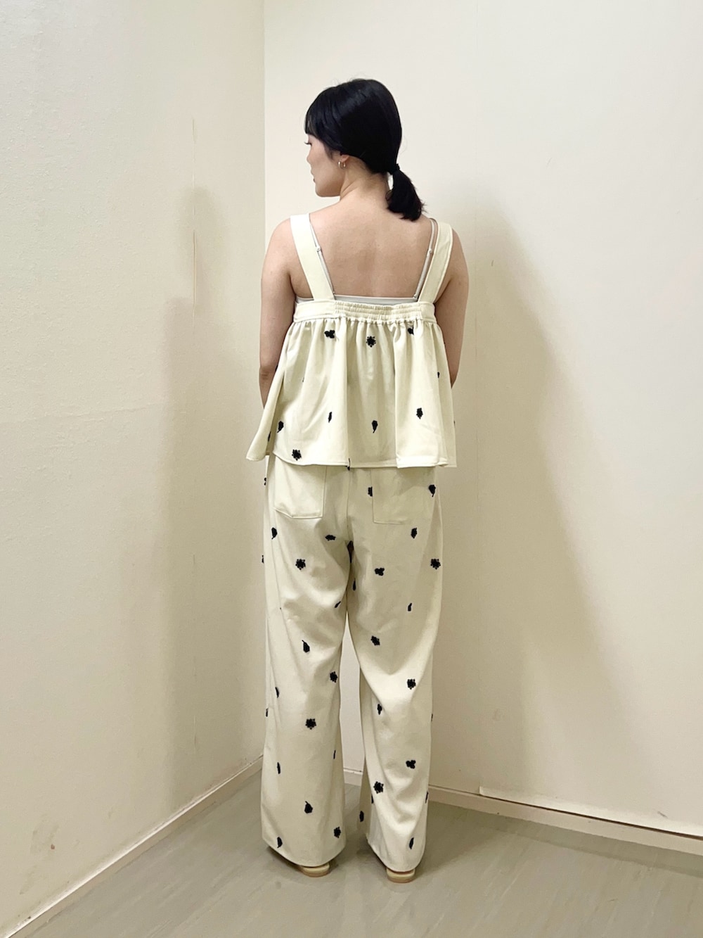 ホワイト系のシャツ/ブラウス、ホワイト系のその他パンツ、イエロー系のサンダルを着用したレディースの夏コーディネートの2枚目の写真