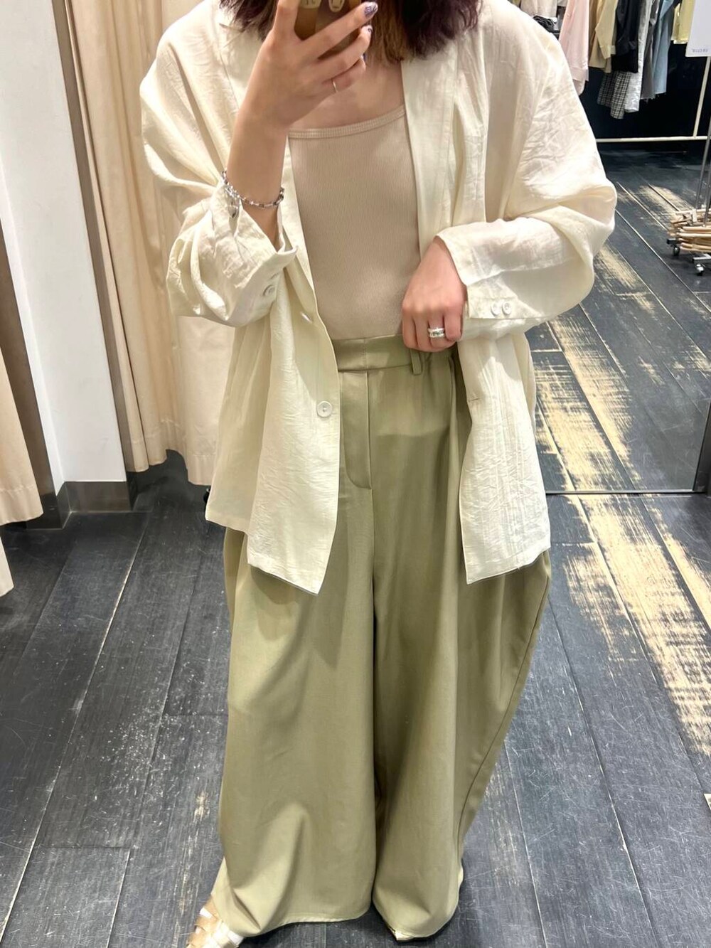ベージュ系のキャミソール、ベージュ系のその他パンツ、ゴールド系のサンダルを着用したレディースの春コーディネートの2枚目の写真