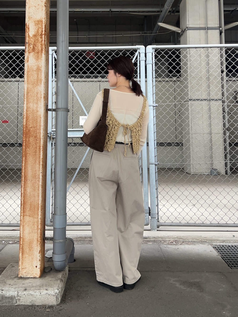 ベージュ系のニット/セーター、ベージュ系のその他パンツ、ホワイト系のTシャツ/カットソーを着用したレディースの秋コーディネートの2枚目の写真